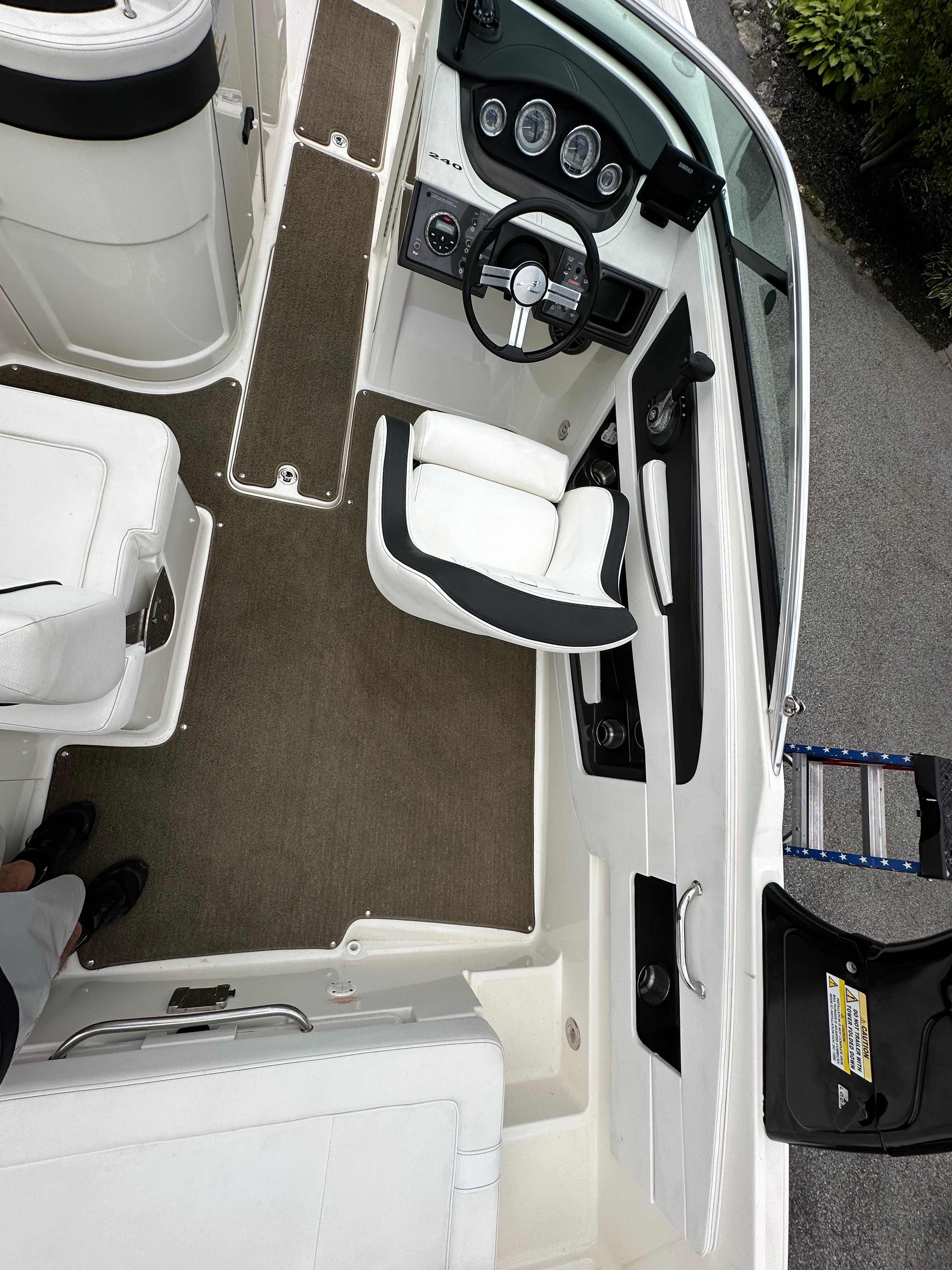 2014 Sea Ray 240 SUN DECK