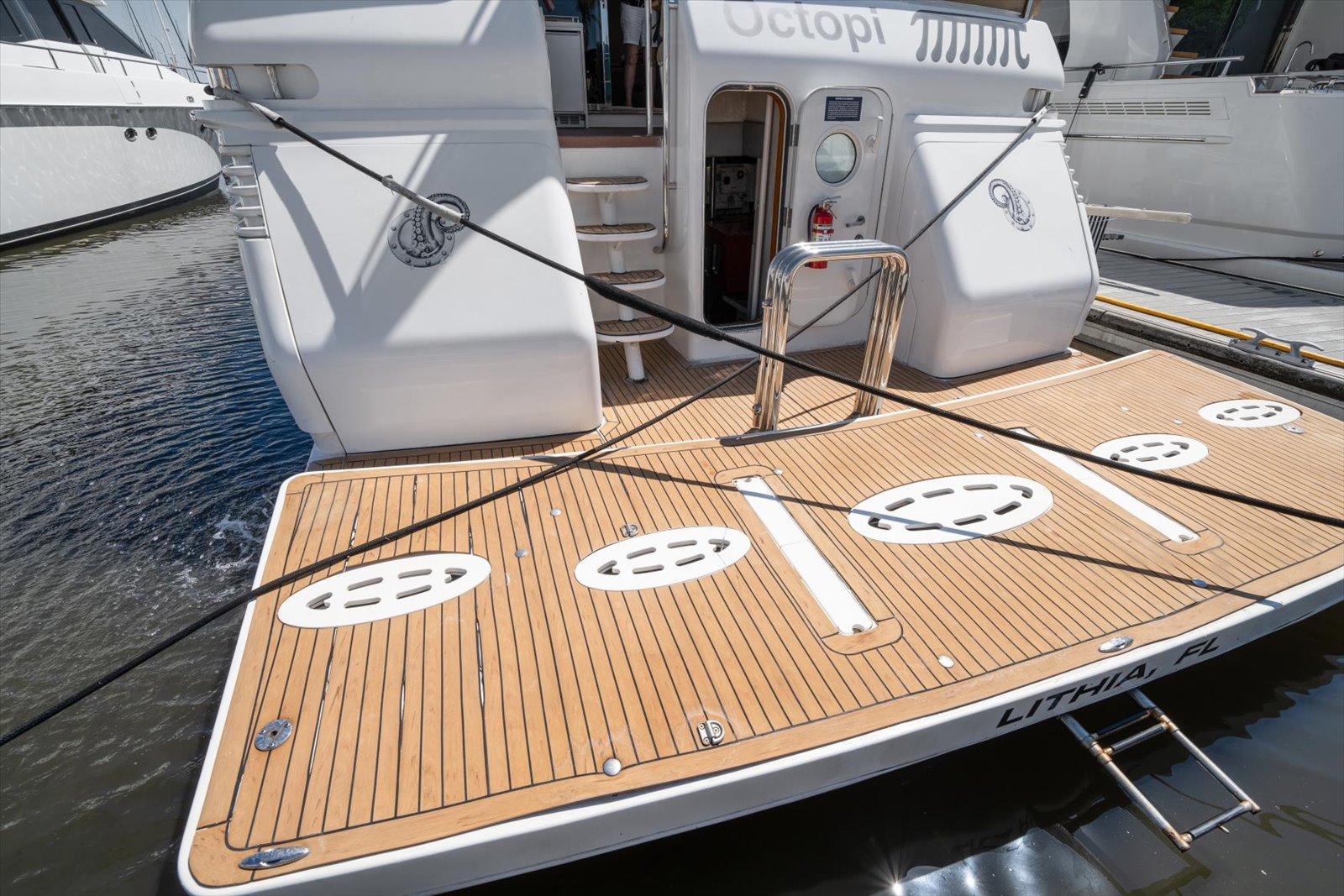 Lazzara-EB 76 1997-Octopi FL-US-1997 Lazzara EB 76 yacht with wooden deck and mooring ropes.-9736767 | Thumbnail