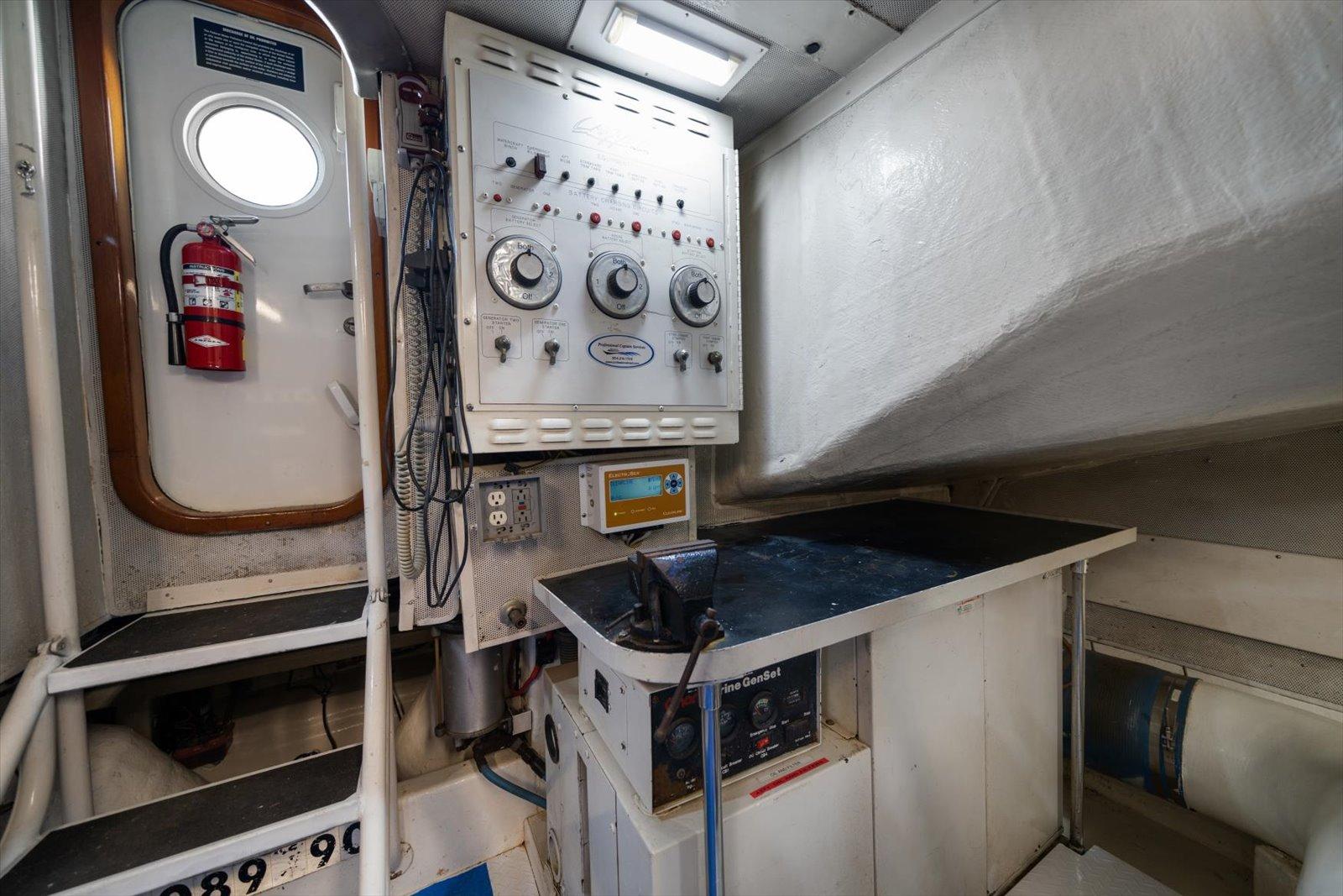 Lazzara-EB 76 1997-Octopi FL-US-Control panel and equipment inside a 1997 Lazzara EB 76 yacht.-9736767 | Thumbnail