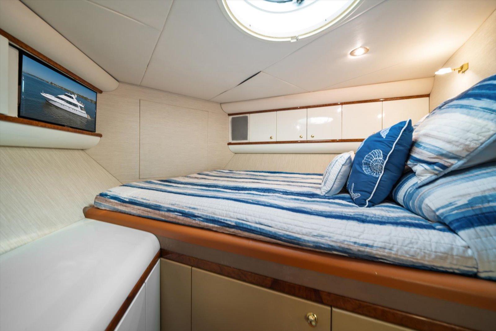 Lazzara-EB 76 1997-Octopi FL-US-Interior of 1997 Lazzara EB 76 yacht with cozy bed and nautical decor.-9736767 | Thumbnail
