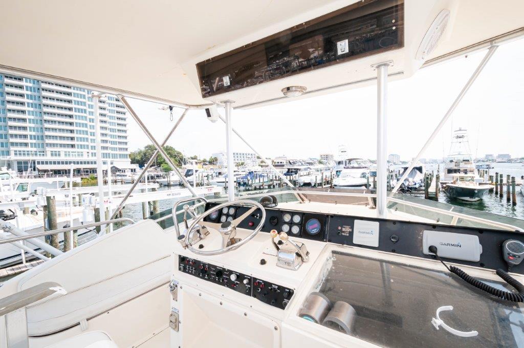 1991 Hatteras 45 Convertible  REEL BROKE Helm 4