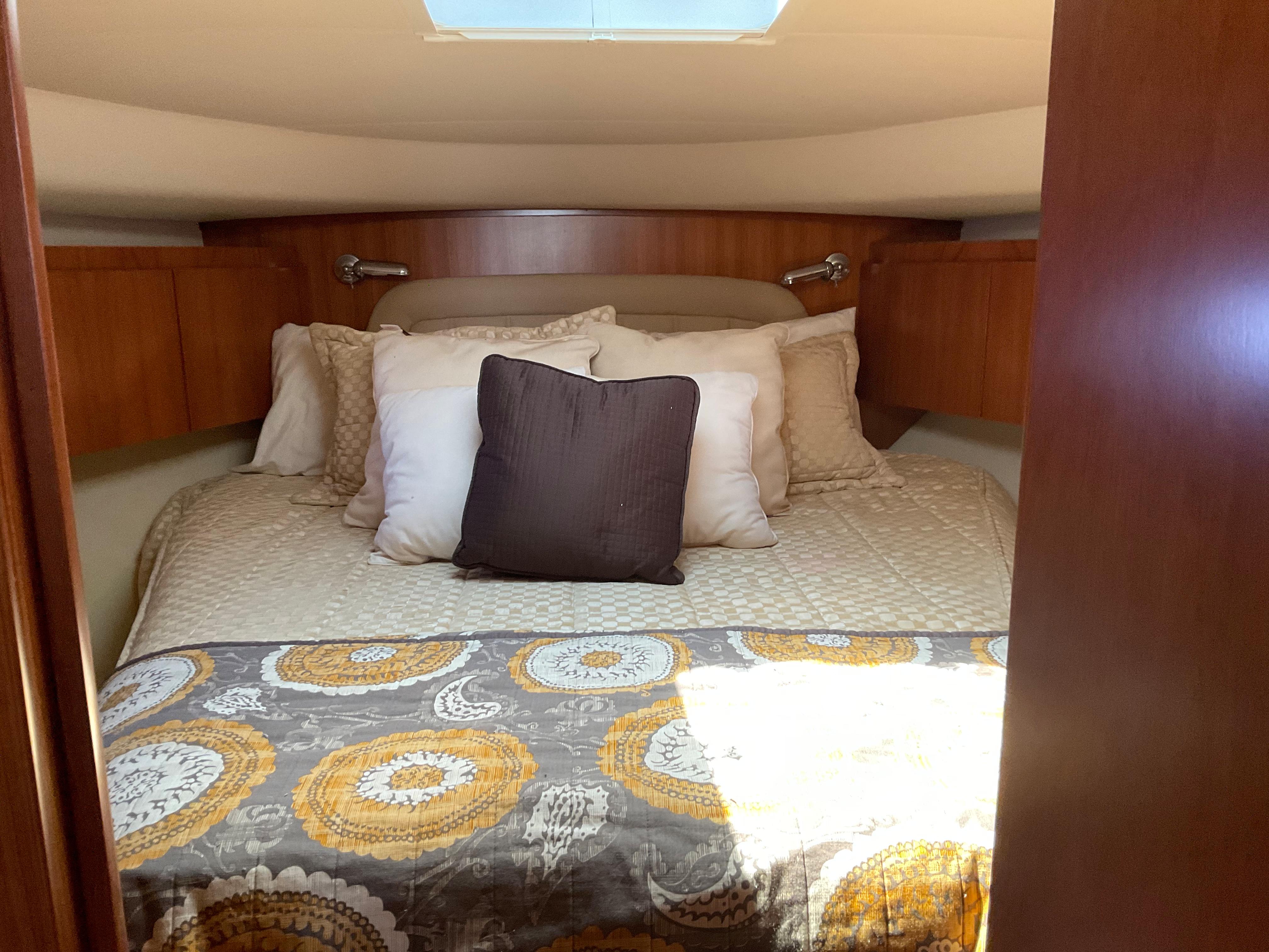 Tiara Yachts-4400 Sovran 2004-CC Rider FL-US-Luxurious cabin interior of 2004 Tiara Yachts 4400 Sovran with cozy bedding.-9631623 | Thumbnail