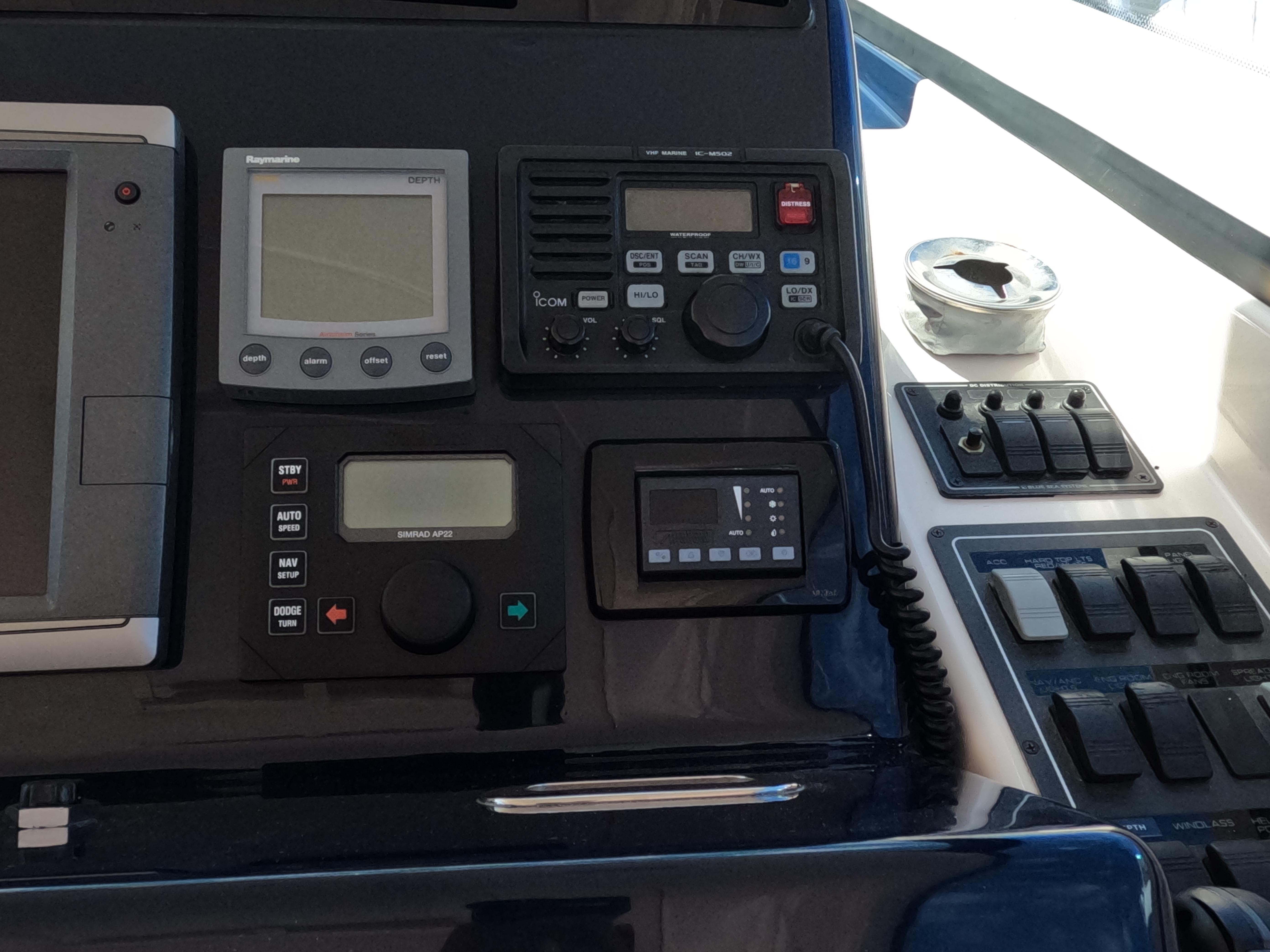 Tiara Yachts-4400 Sovran 2004-CC Rider FL-US-Dashboard of 2004 Tiara Yachts 4400 Sovran with navigation and communication equipment.-9631623 | Thumbnail