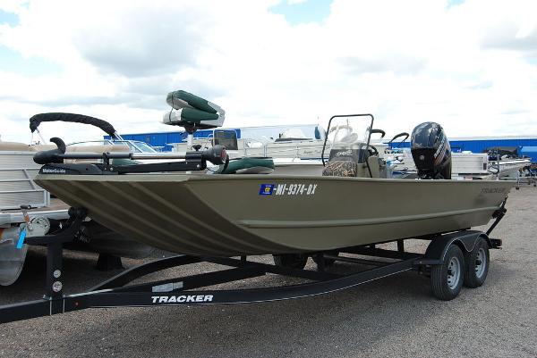 2017 Tracker Boats boat for sale, model of the boat is GRIZZLY® 2072 MVX CC & Image # 1 of 12