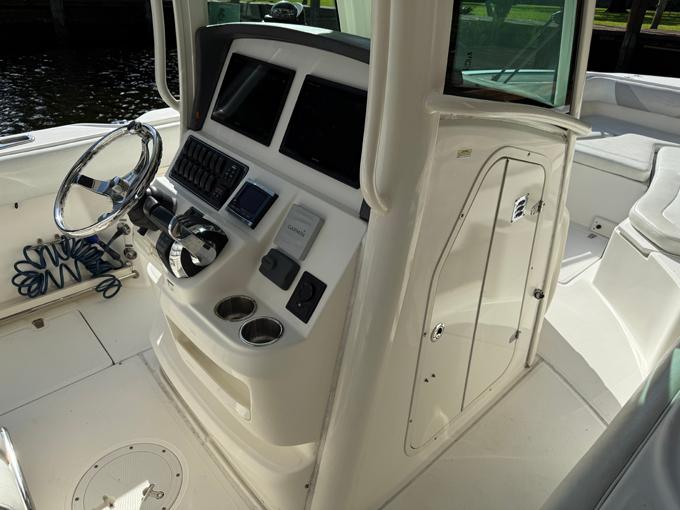 2016-boston-whaler-280-outrage-power-9796795-20250604085224807-1_XLARGE