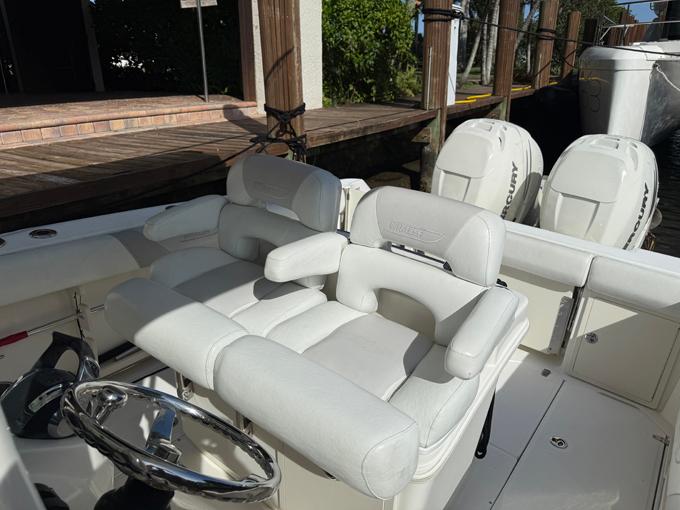 2016-boston-whaler-280-outrage-power-9796795-20250604085229856-1_XLARGE