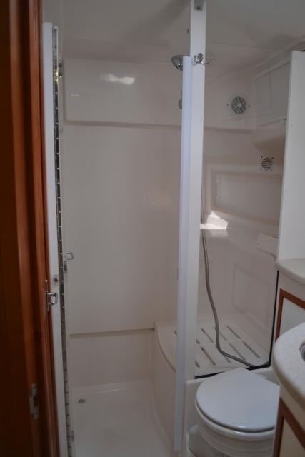 Head w/separate stall shower