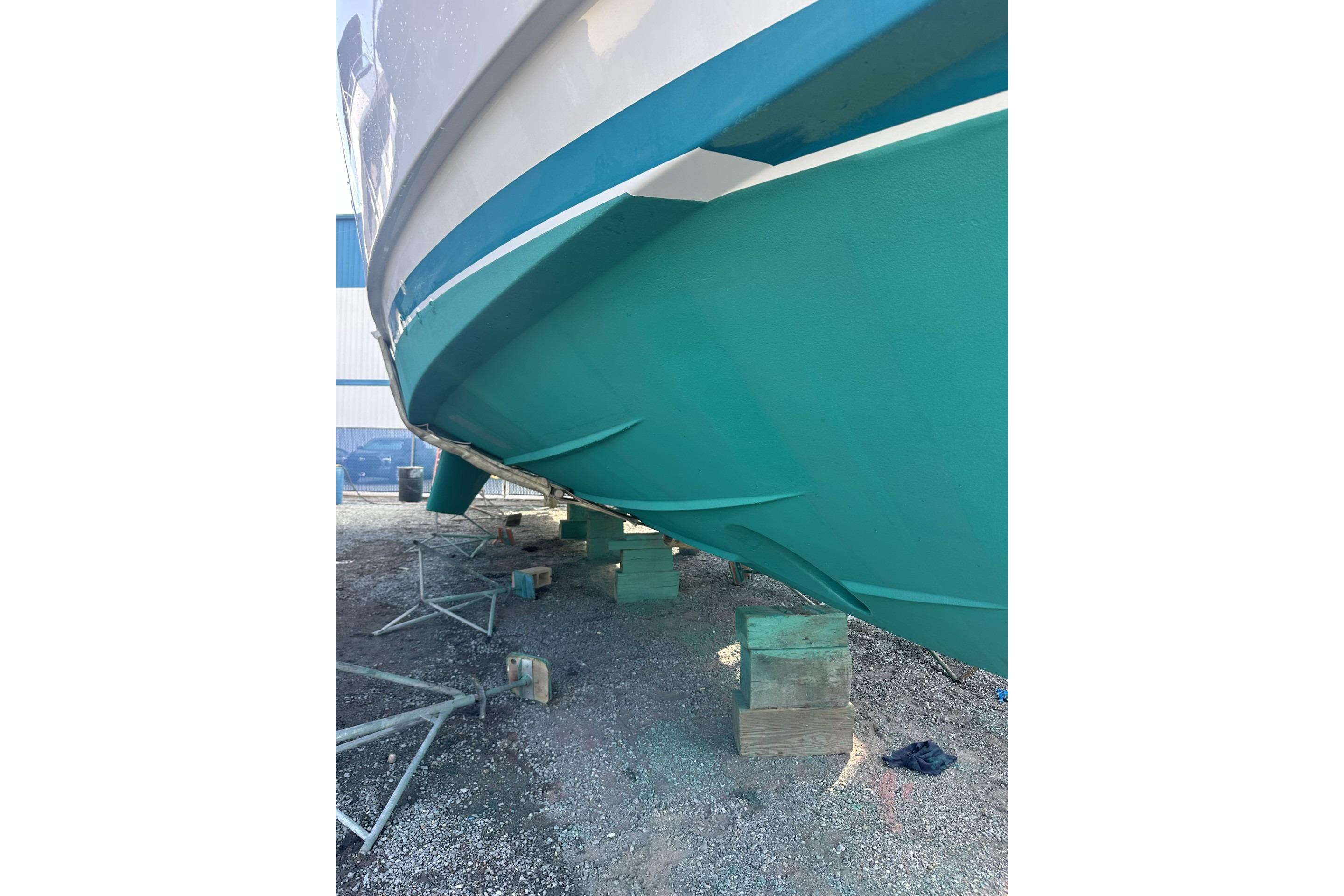 Jefferson-Marquessa 60 Cockpit 2000-Perfect Fit FL-US-Bottom view of a 2000 Jefferson Marquessa 60 Cockpit boat on stands.-9626859 | Thumbnail