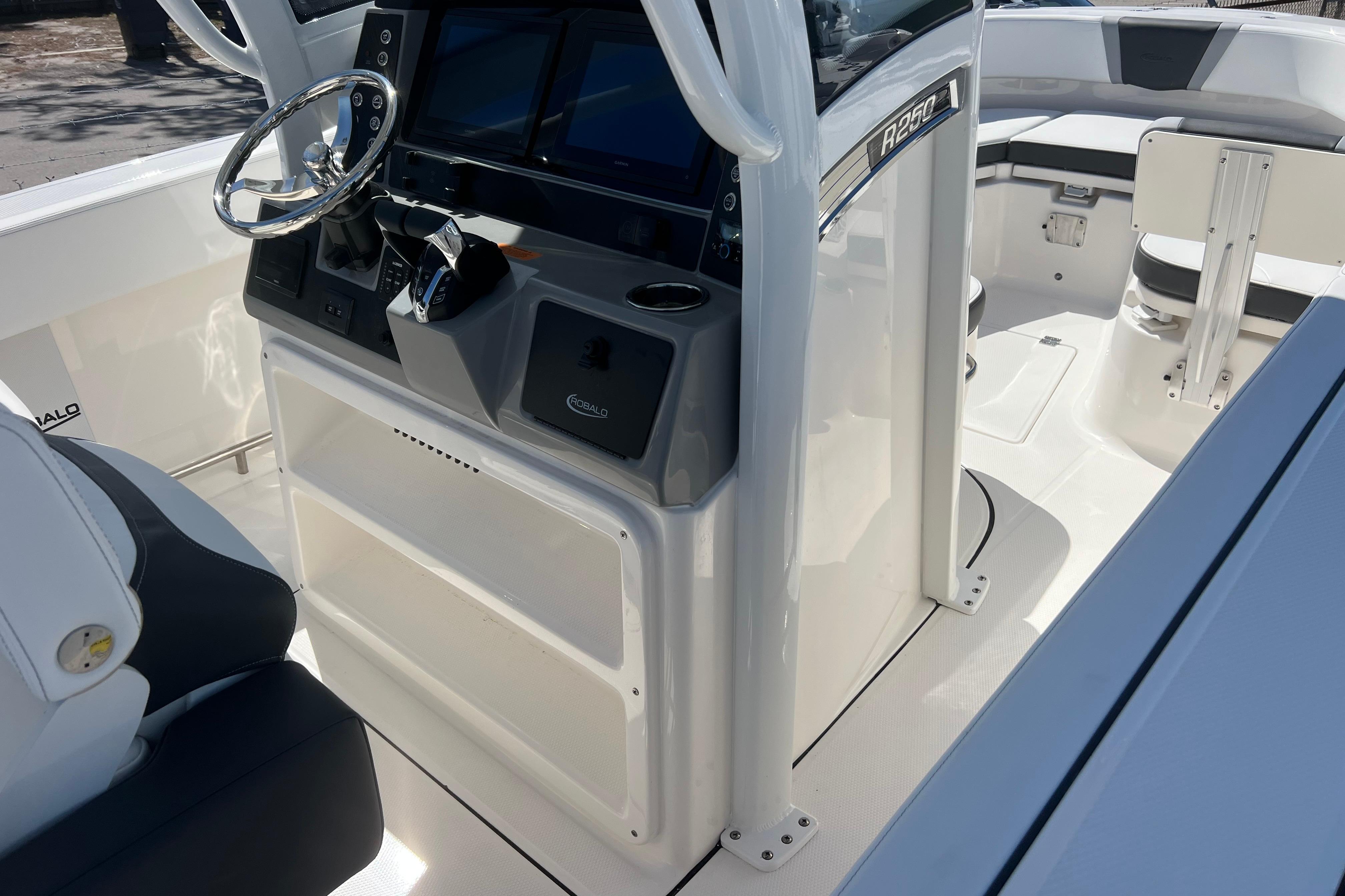 2026 Robalo R250 Center Console-5