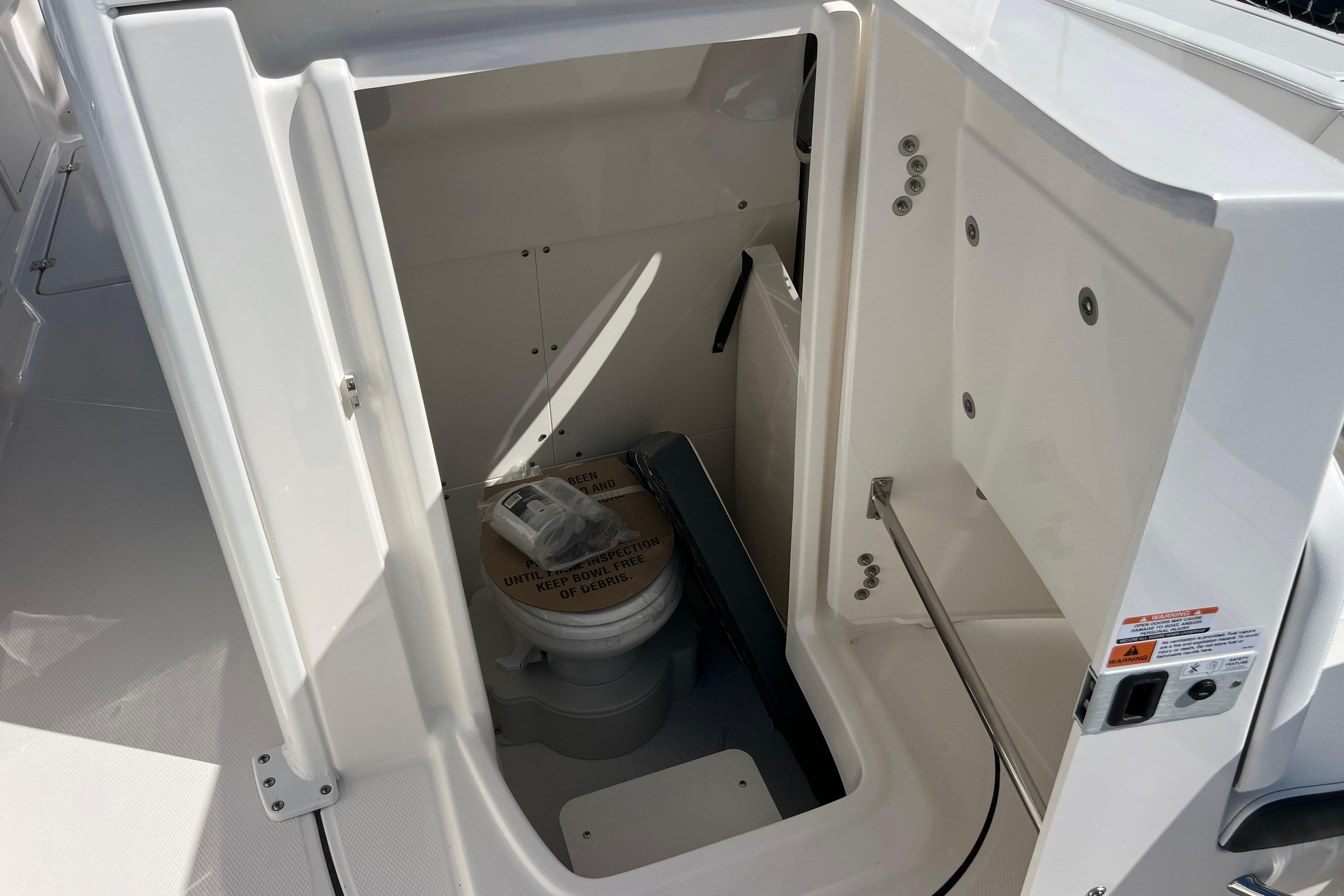 2026 Robalo R250 Center Console-11