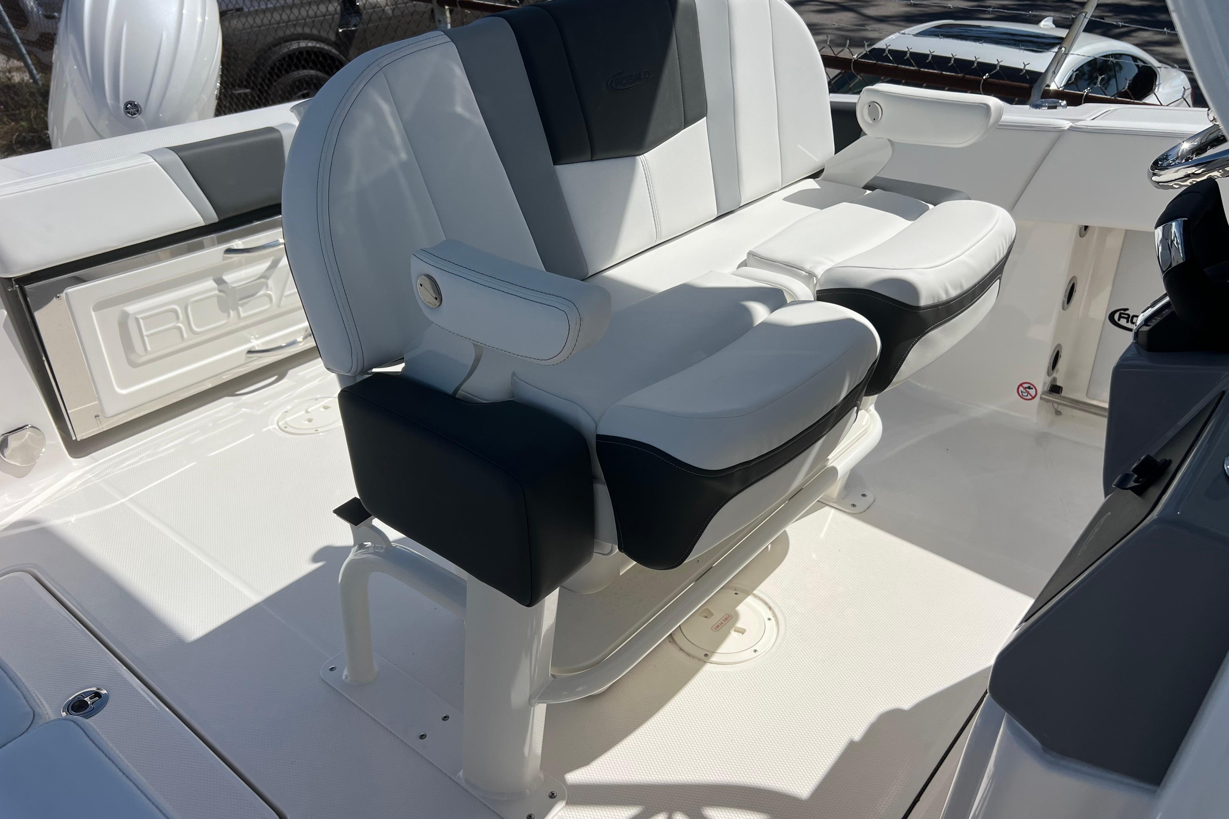2026 Robalo R250 Center Console-12