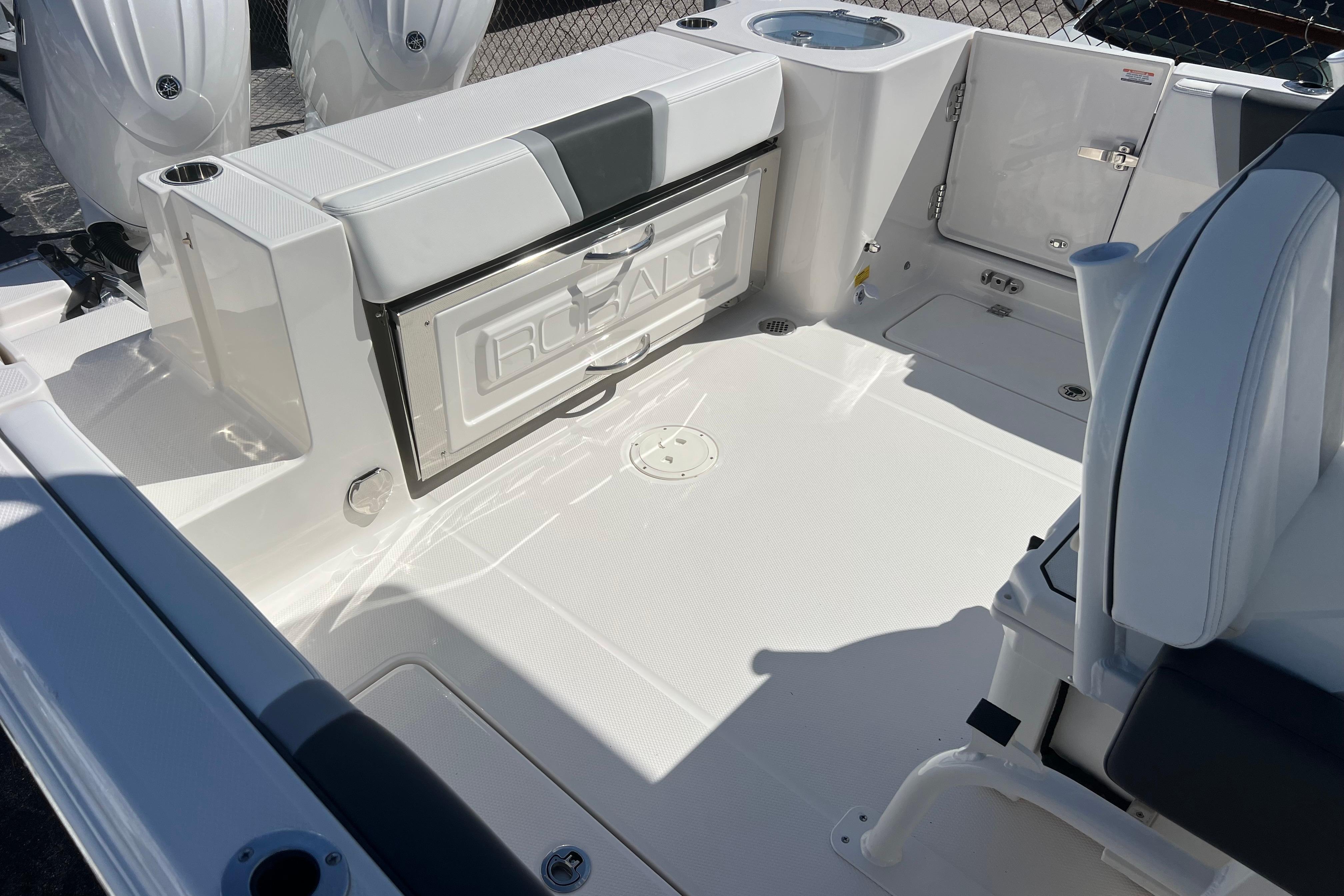 2026 Robalo R250 Center Console-13