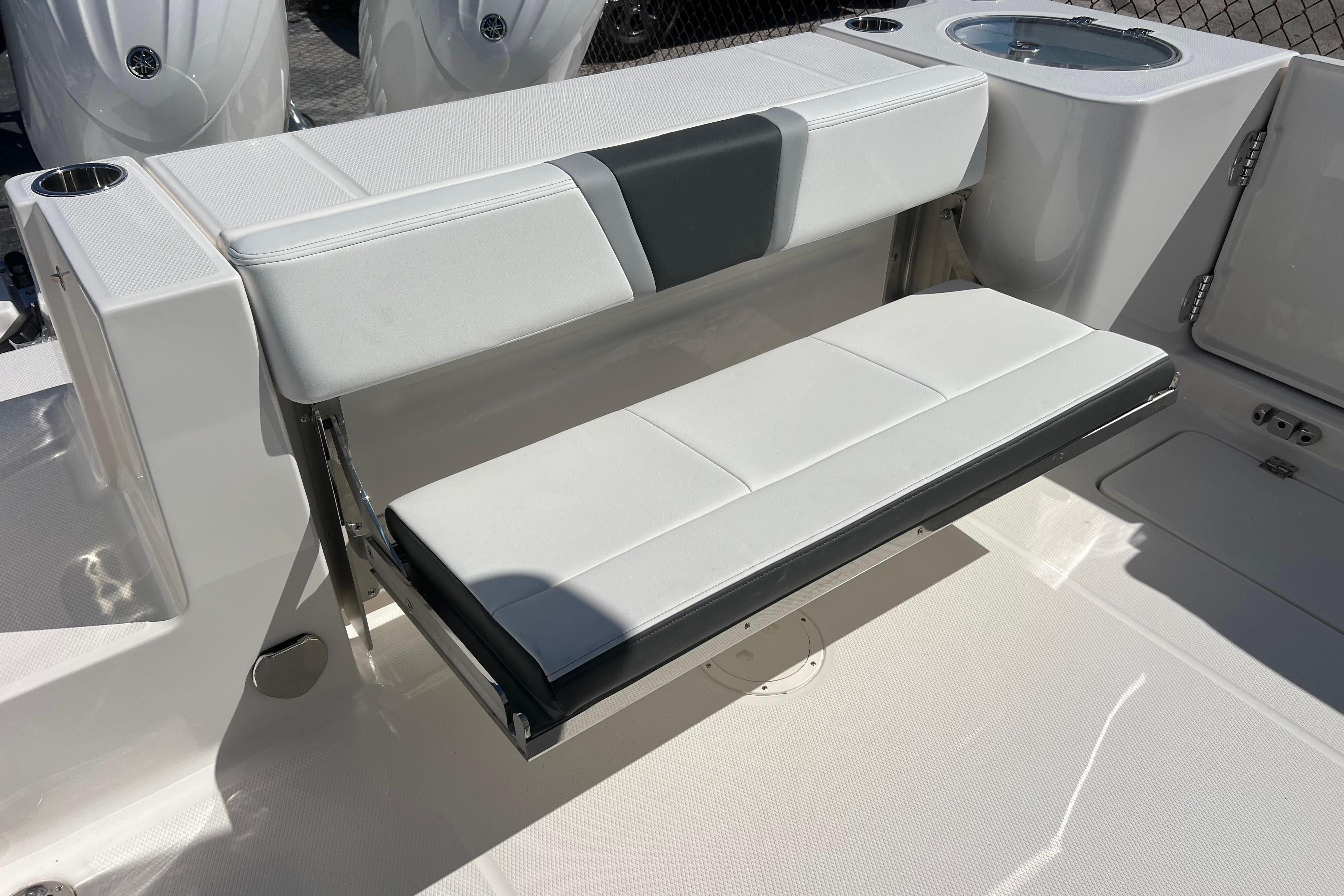 2026 Robalo R250 Center Console-14
