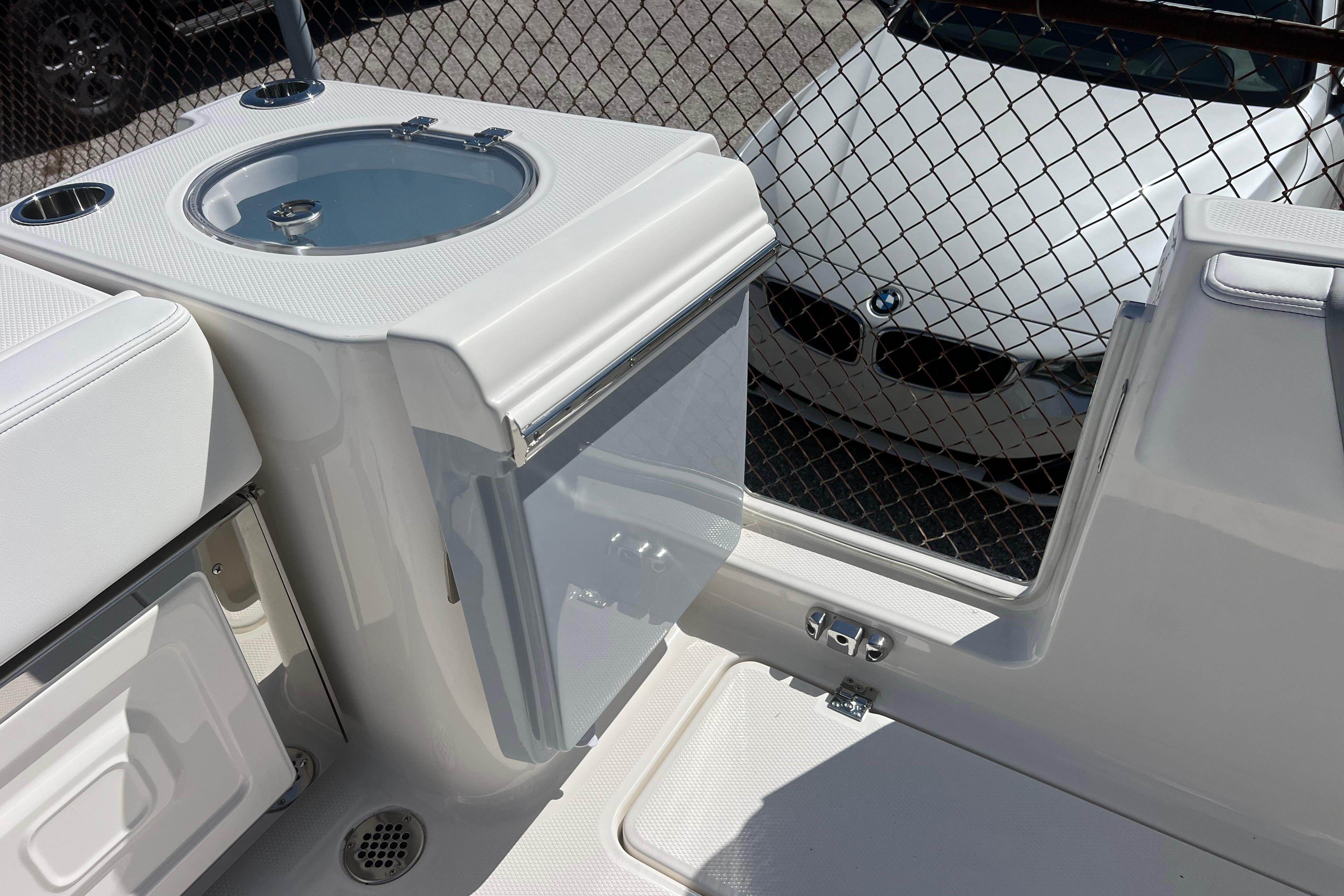 2026 Robalo R250 Center Console-15