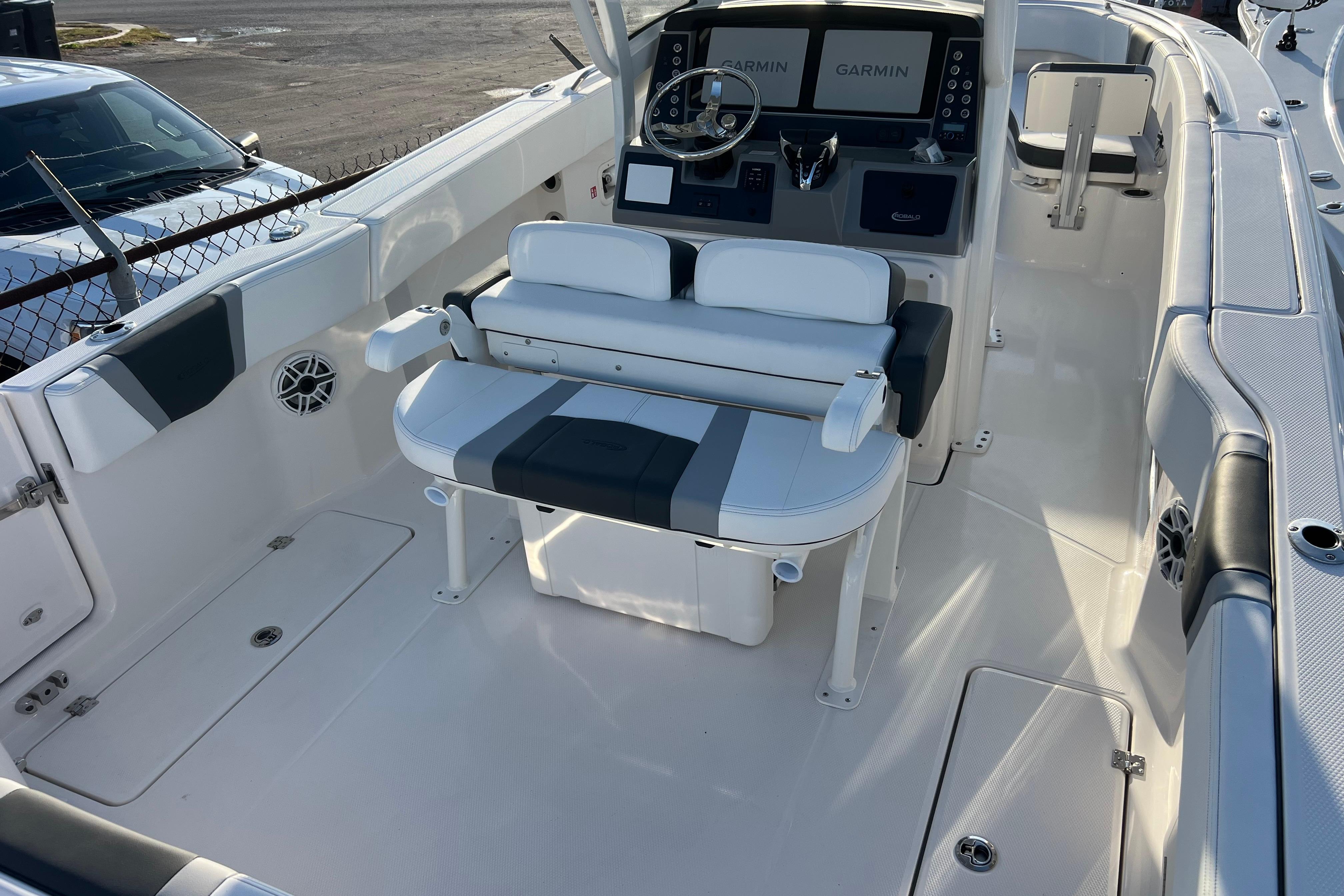 2026 Robalo R250 Center Console-4