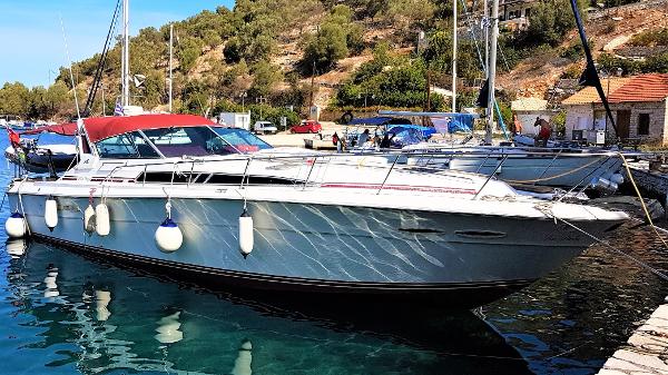 Sea_Ray_390_Express_Cruiser