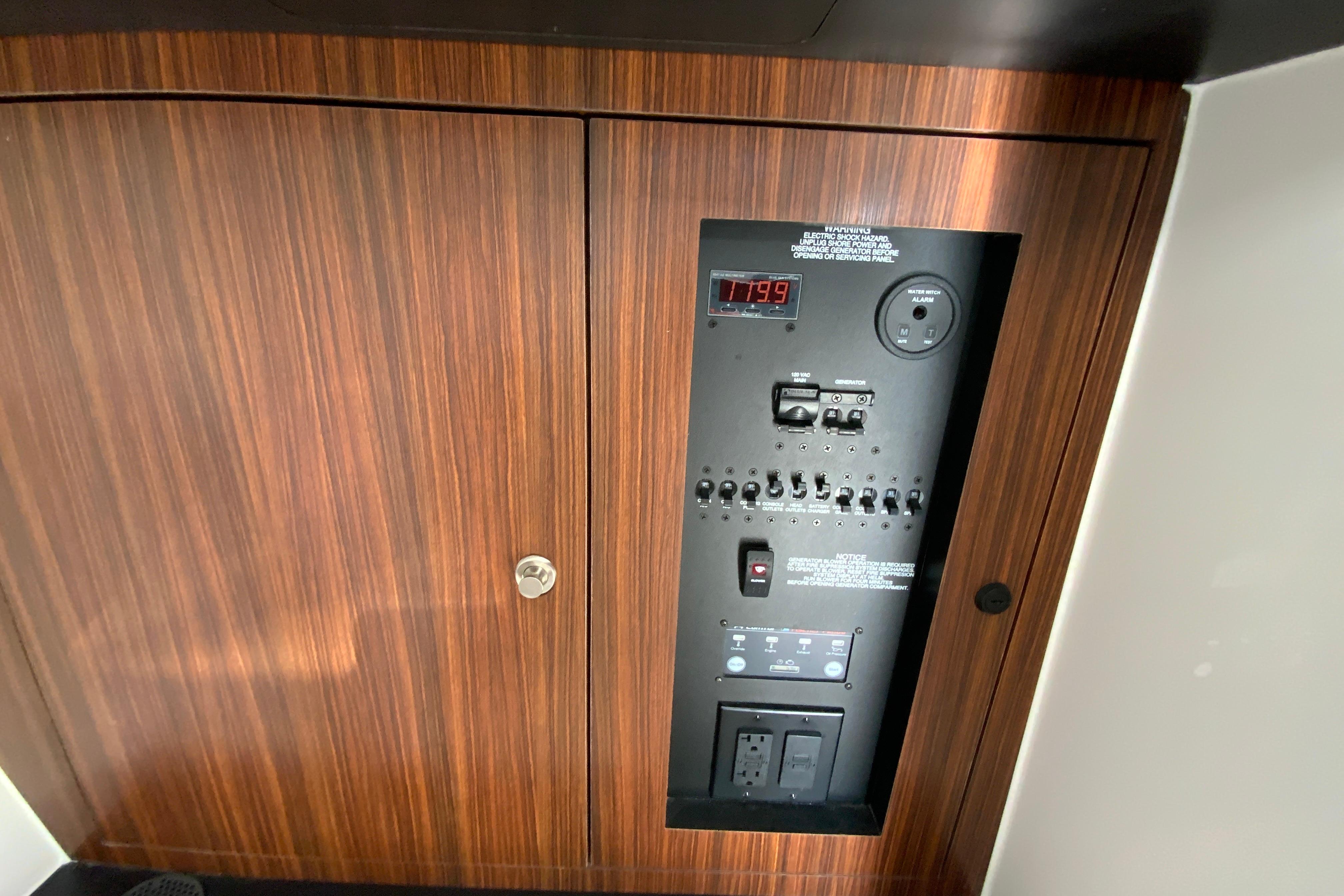 2024 Pursuit DC 326 Dual Console-42