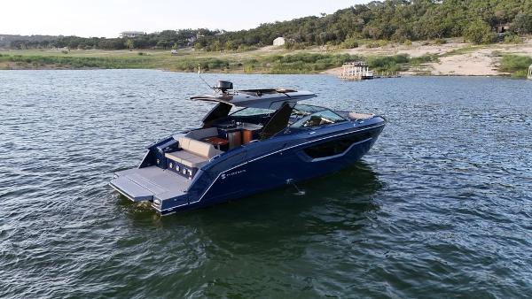 2021 Cruisers Yachts 38 GLS I/O