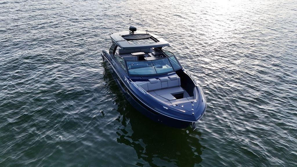 2021-cruisers-yachts-38-gls-io-power-9646866-20250103085453737-1_XLARGE
