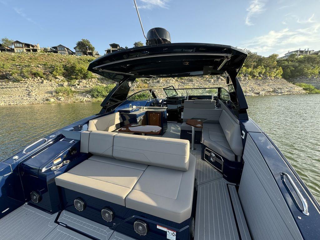 2021-cruisers-yachts-38-gls-io-power-9646866-20250103085537961-1_XLARGE