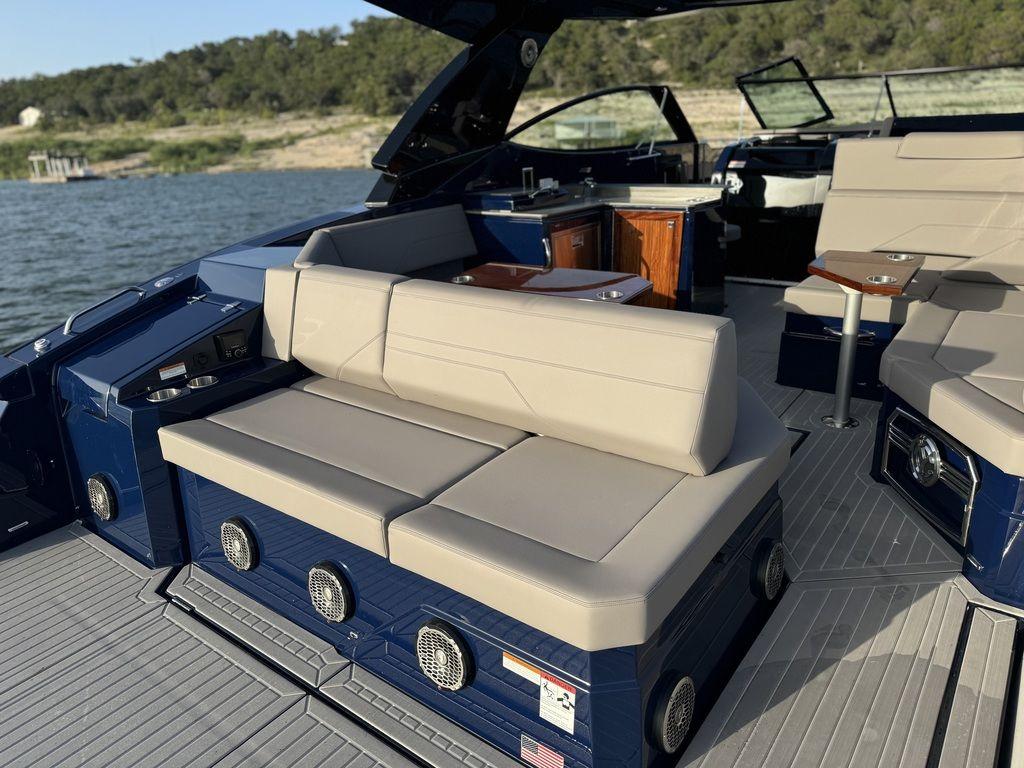 2021-cruisers-yachts-38-gls-io-power-9646866-20250103085538975-1_XLARGE