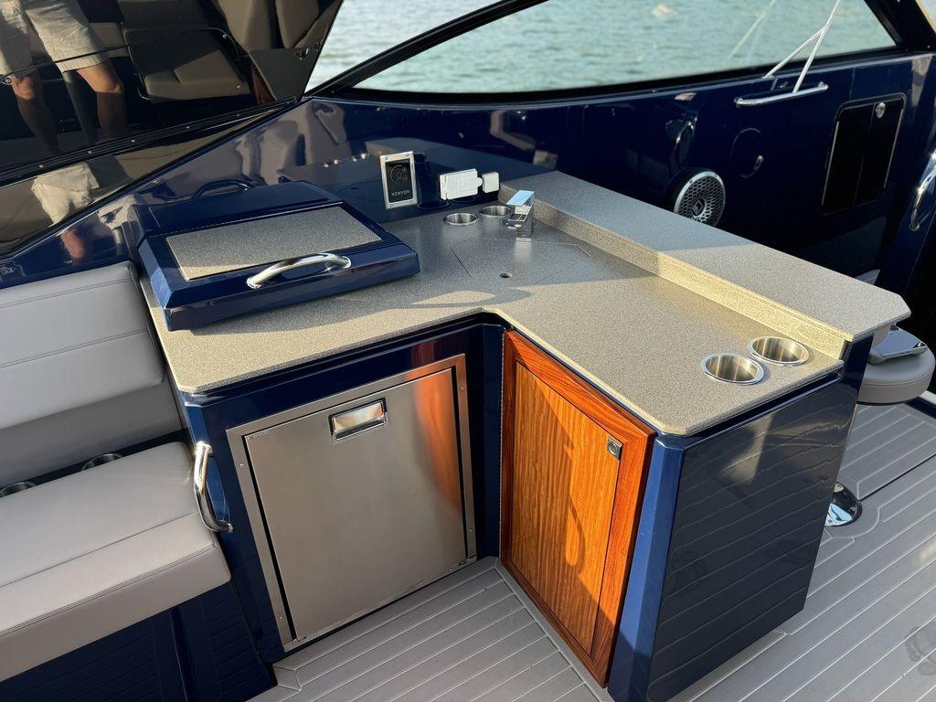 2021-cruisers-yachts-38-gls-io-power-9646866-20250103085544999-1_XLARGE