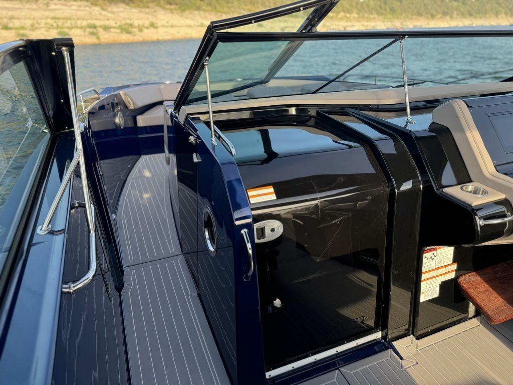 2021-cruisers-yachts-38-gls-io-power-9646866-20250103085550032-1_XLARGE