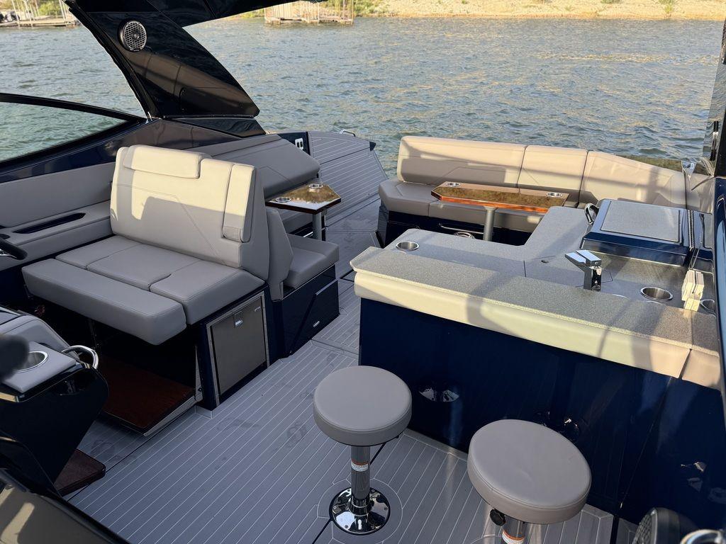 2021-cruisers-yachts-38-gls-io-power-9646866-20250103085554983-1_XLARGE