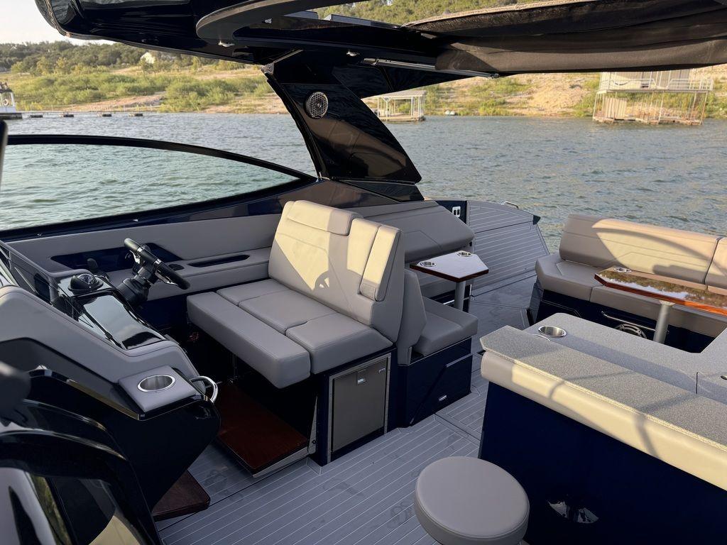 2021-cruisers-yachts-38-gls-io-power-9646866-20250103085556057-1_XLARGE