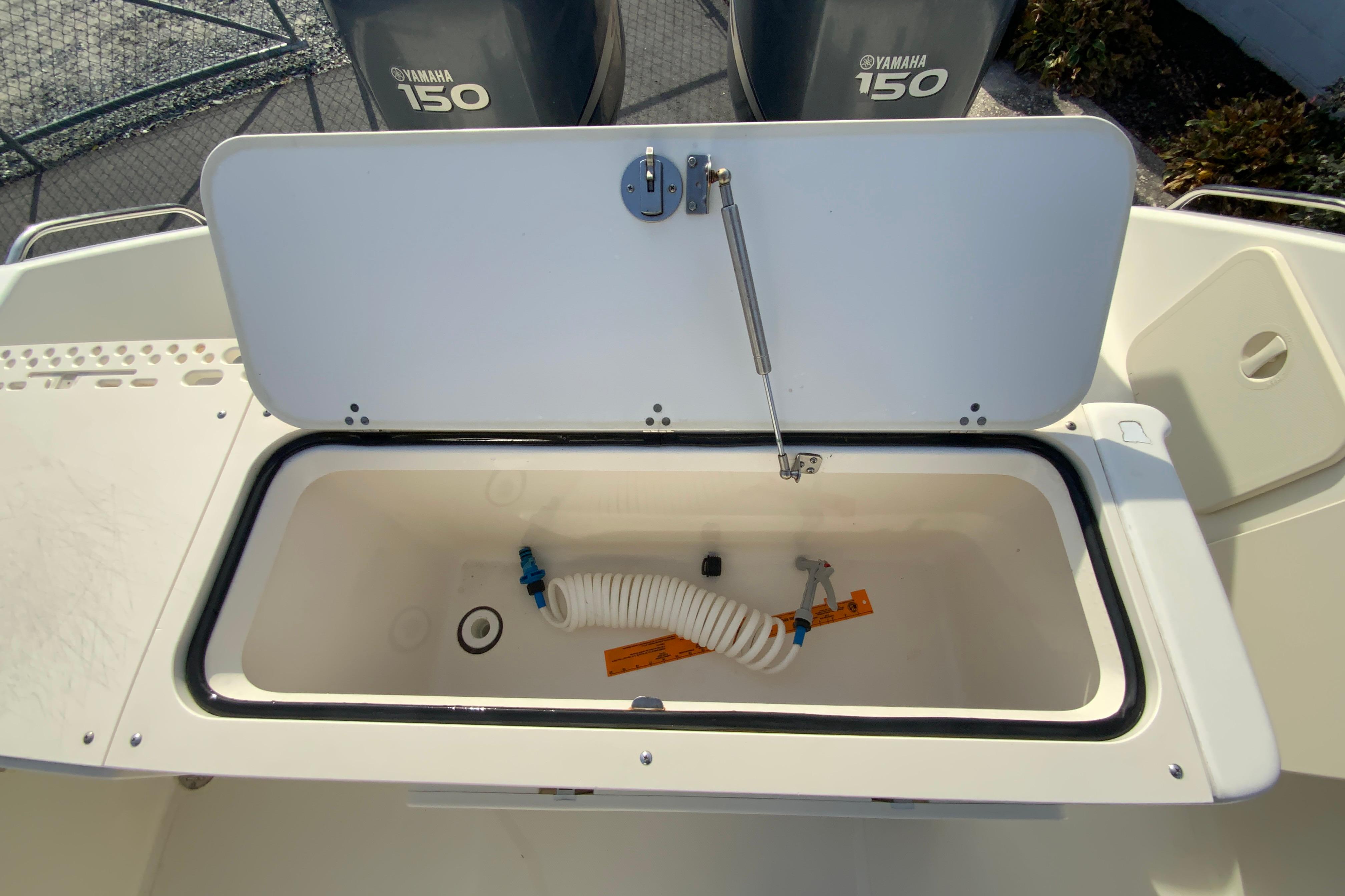 2005 Pursuit 2570 Center Console-11