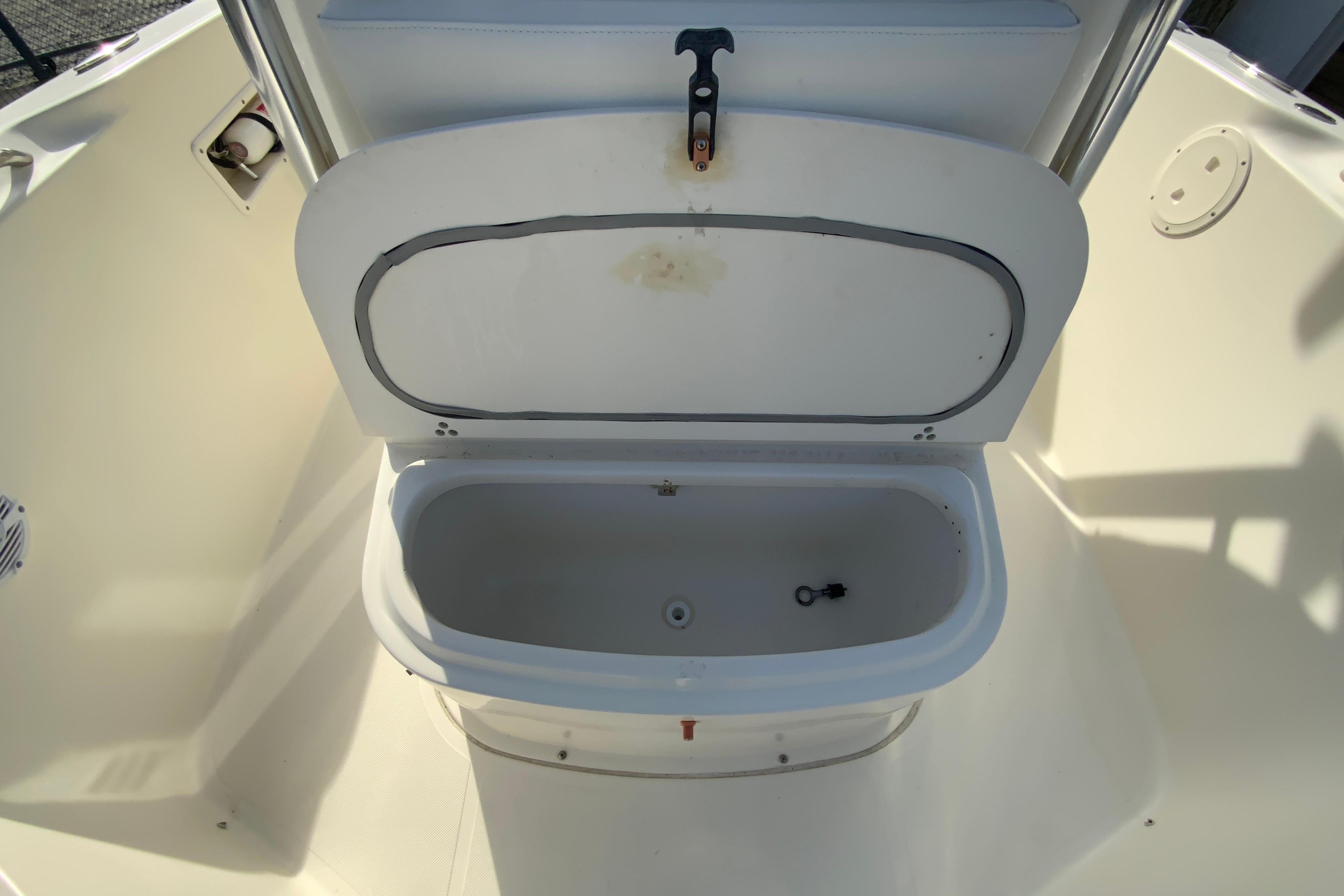 2005 Pursuit 2570 Center Console-16