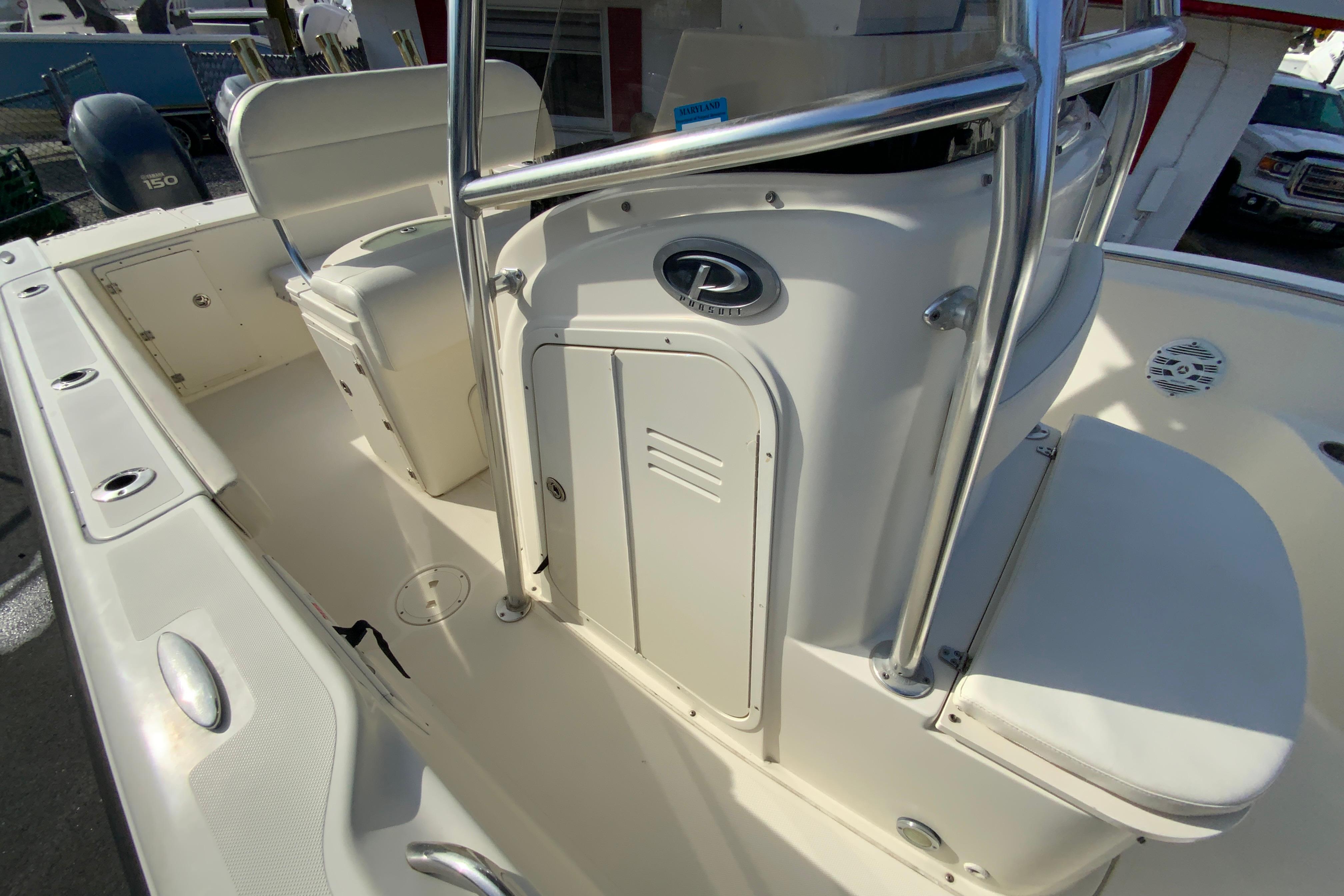 2005 Pursuit 2570 Center Console-22
