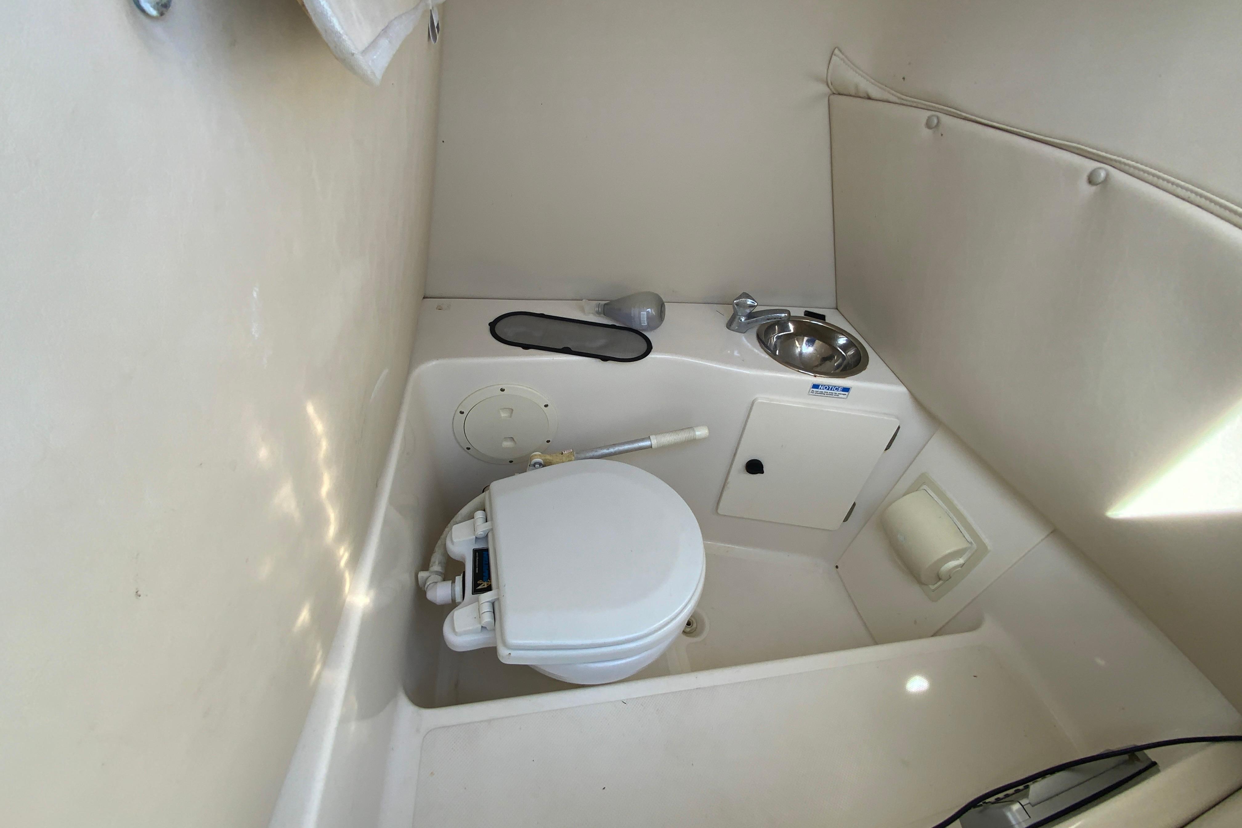 2005 Pursuit 2570 Center Console-24