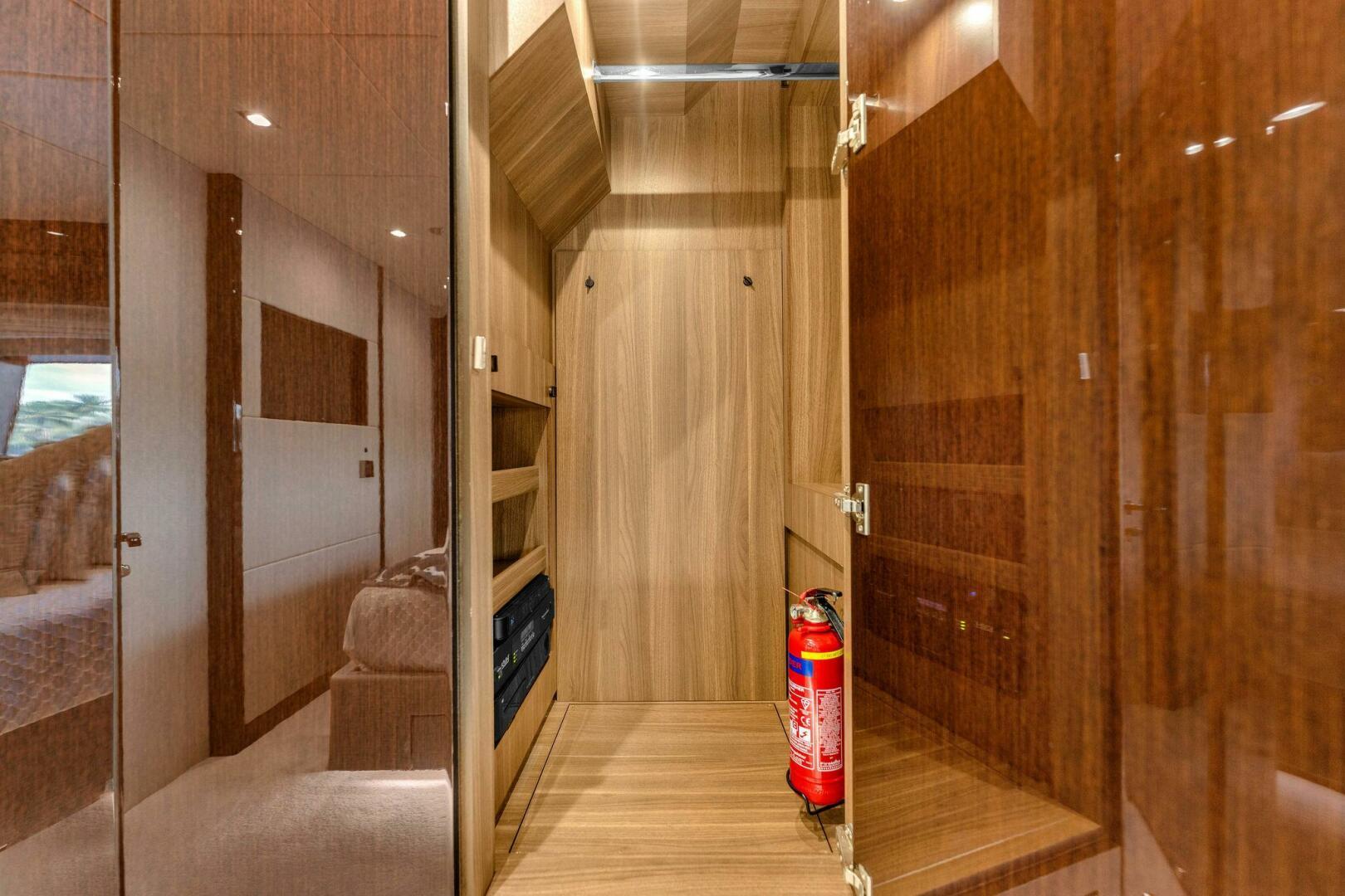 2018 Sunseeker 95 Yacht - Image 90