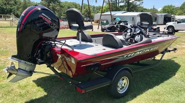 2021 Tracker Boats boat for sale, model of the boat is Pro Team™ 195 TXW & Image # 6 of 10