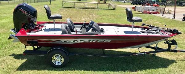 2021 Tracker Boats boat for sale, model of the boat is Pro Team™ 195 TXW & Image # 8 of 10