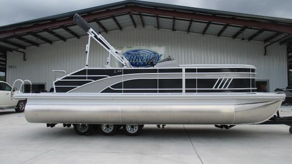2021 Bennington boat for sale, model of the boat is 22 LSB & Image # 3 of 47