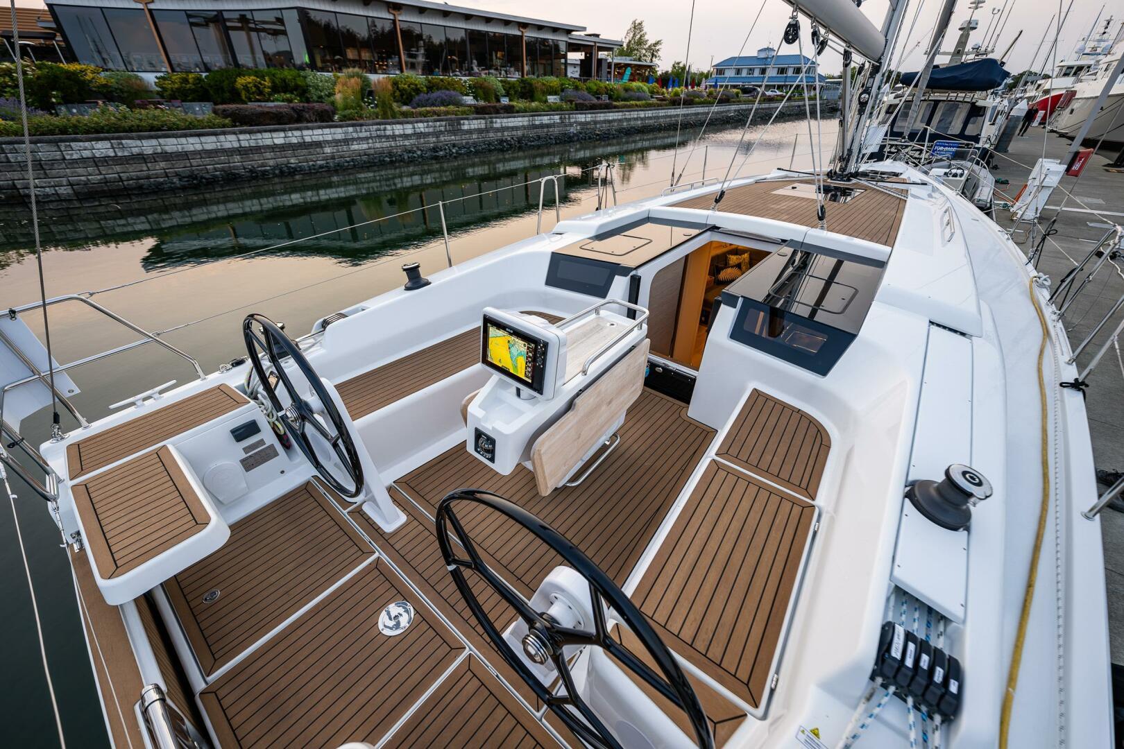 Hanse-418 2023-SEA #304 IN STOCK WA-US-Modern 2023 Hanse 418 yacht with dual steering wheels and sleek deck design.-9568627 | Thumbnail