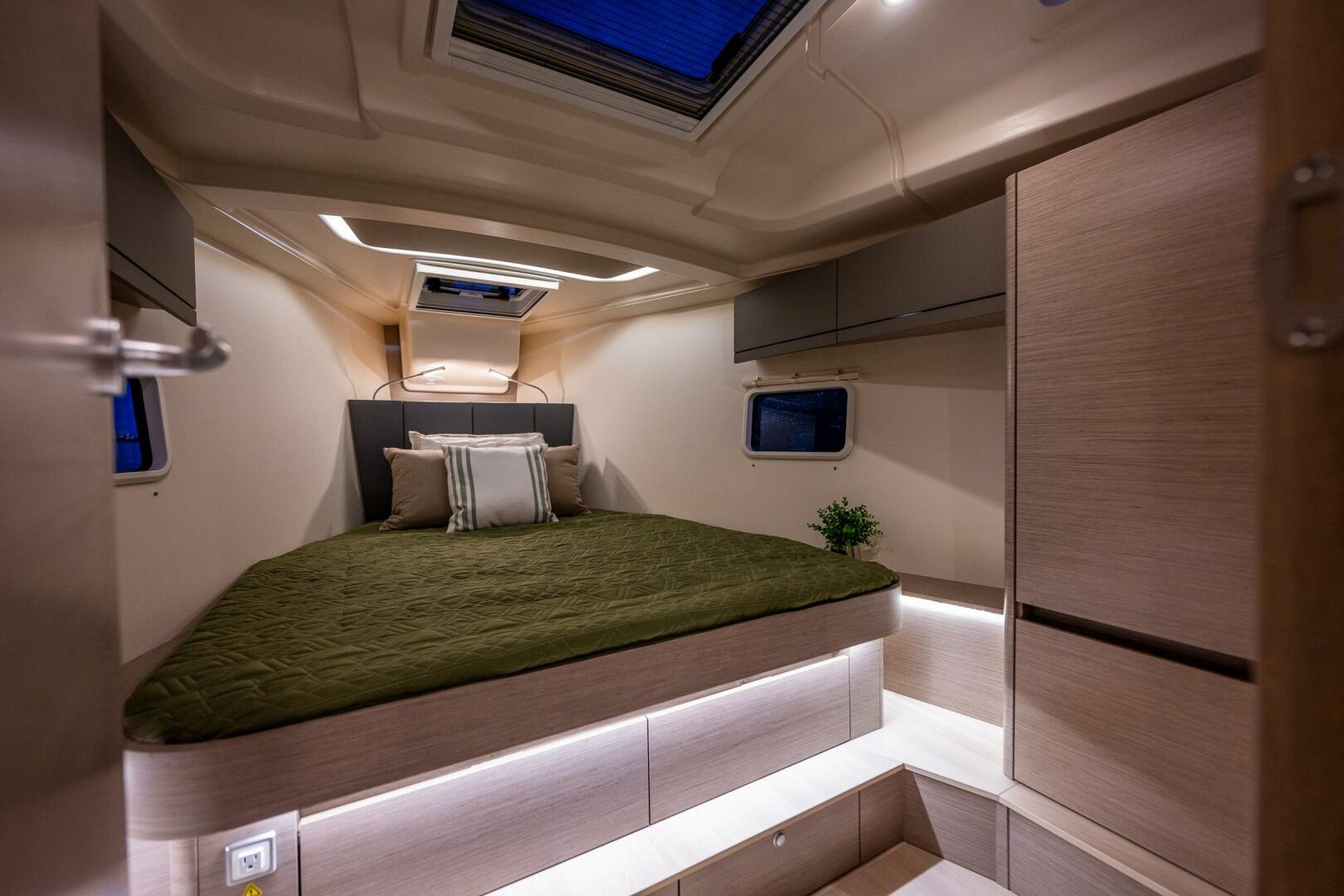 Hanse-418 2023-SEA #304 IN STOCK WA-US-Luxurious interior of 2023 Hanse 418 yacht with cozy bed and modern design.-9568627 | Thumbnail