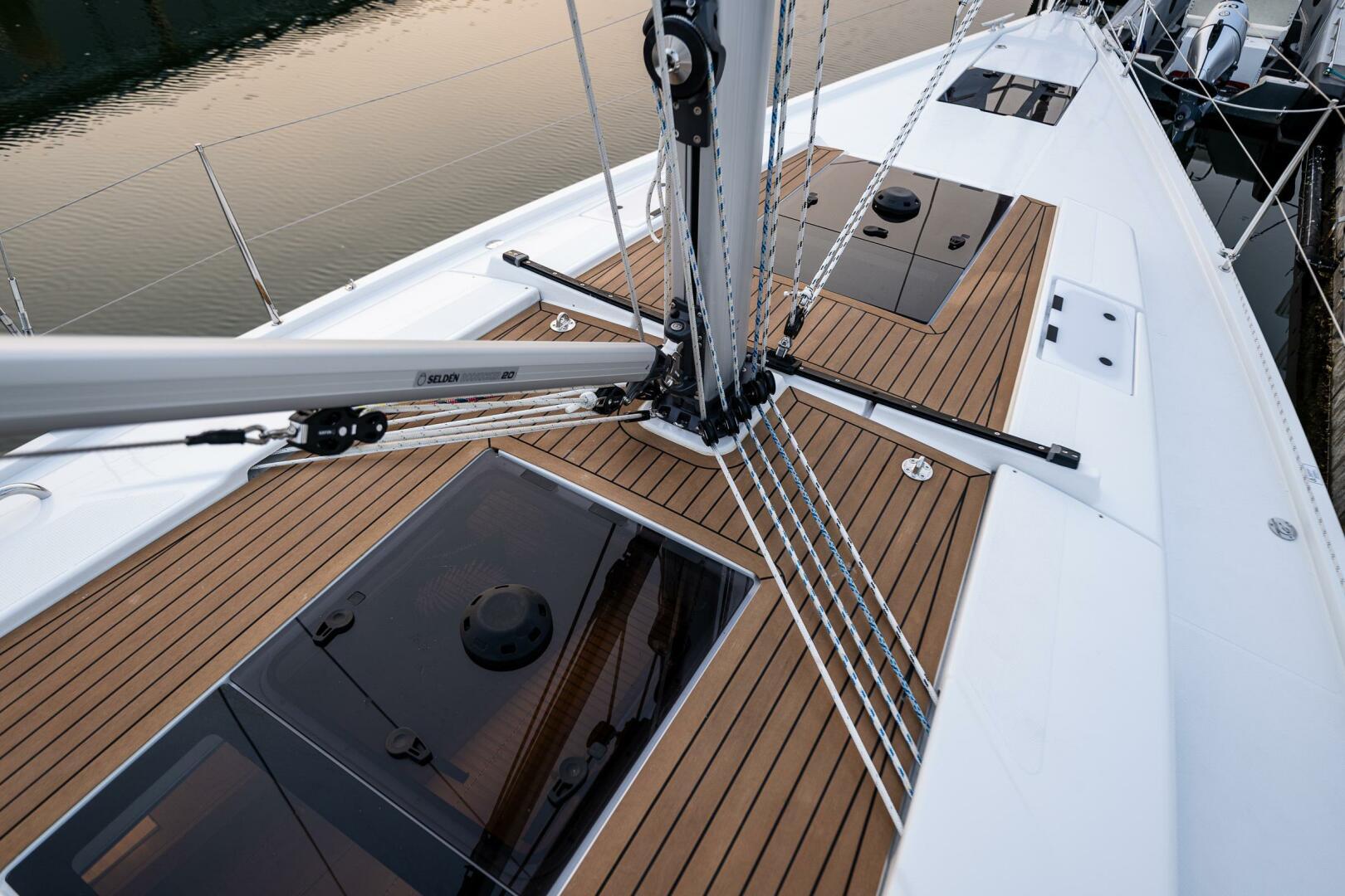 Hanse-418 2023-SEA #304 IN STOCK WA-US-2023 Hanse 418 yacht deck with sleek wood finish and modern design.-9568627 | Thumbnail