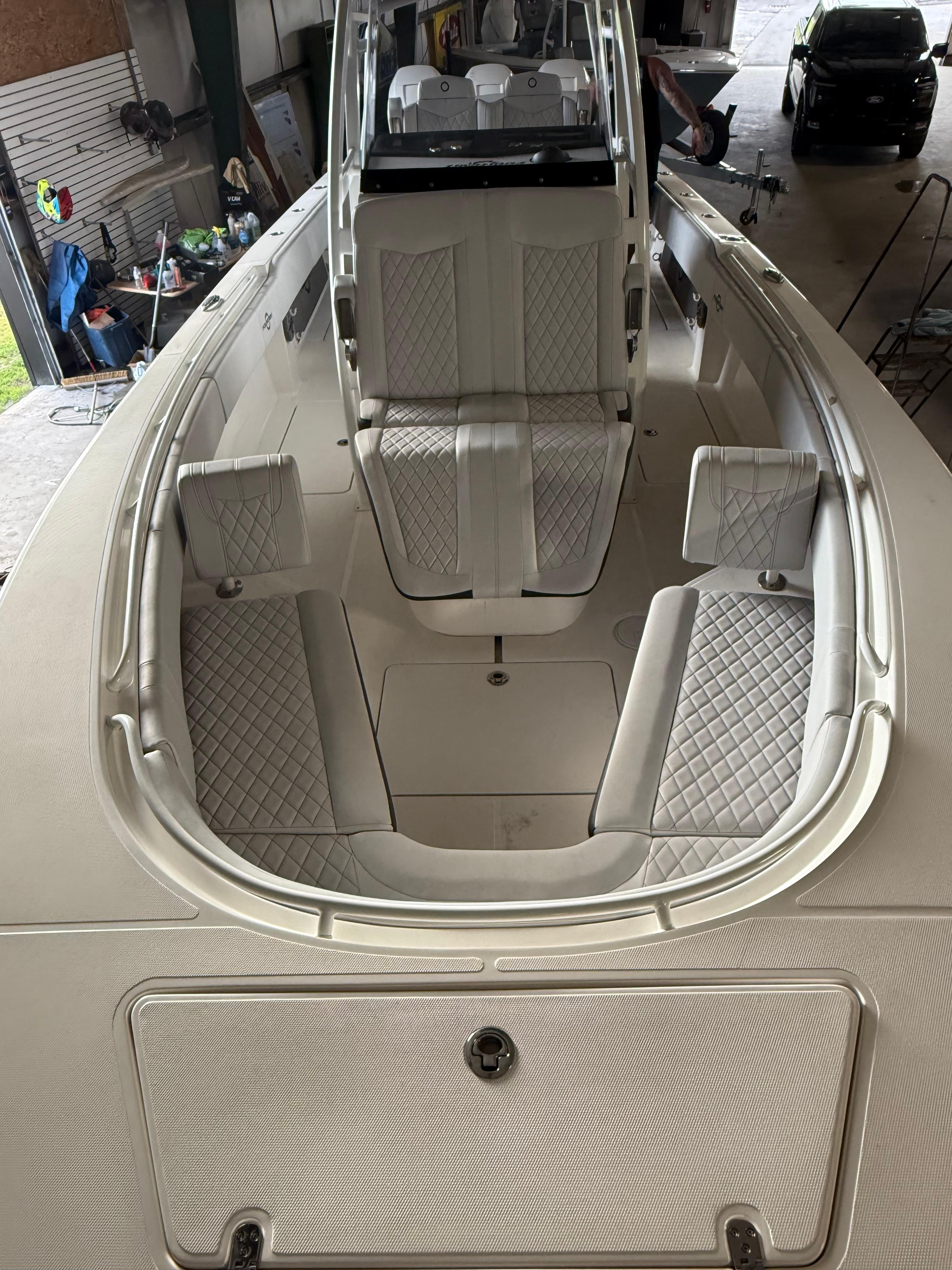 Fountain-34 CC 2023-FOUNTAIN 34 CC FL-US-2023 Fountain 34 CC boat interior with white cushioned seating and sleek design.-9786946 | Thumbnail