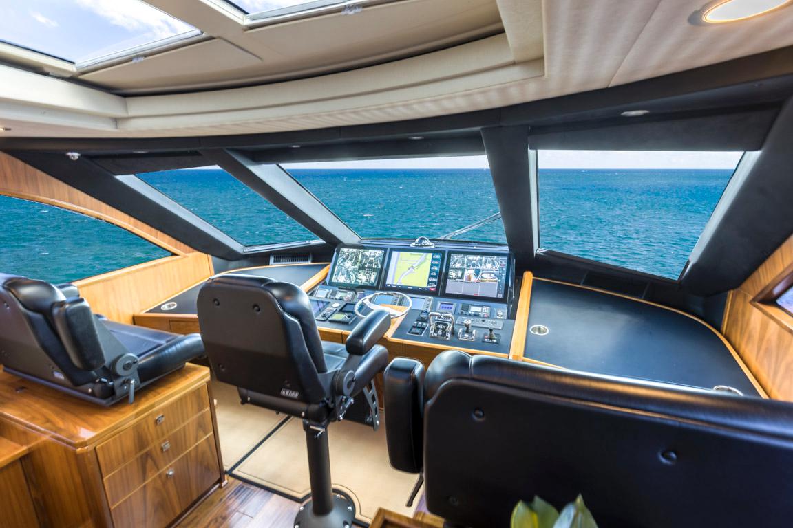 2015 Viking 75 MY Helm