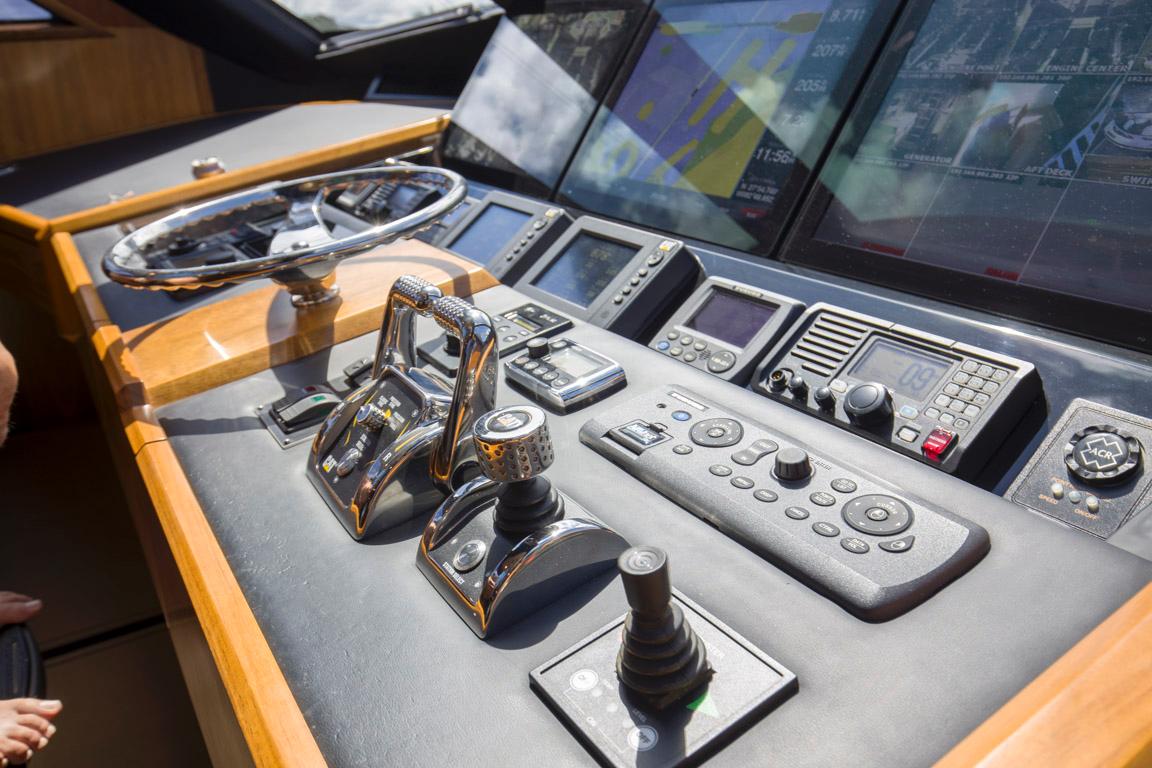 2015 Viking 75 MY Helm Electronics