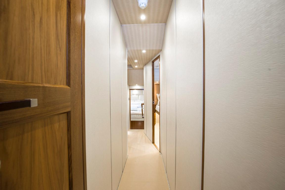 2015 Viking 75 MY Hallway