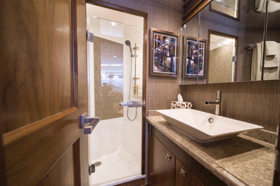 2015 Viking 75 MY Forward Head