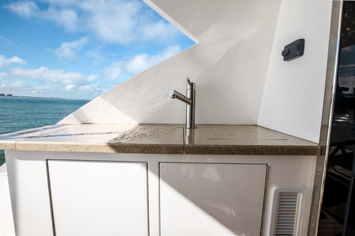 2015 Viking 75 MY Flybridge Wet Bar