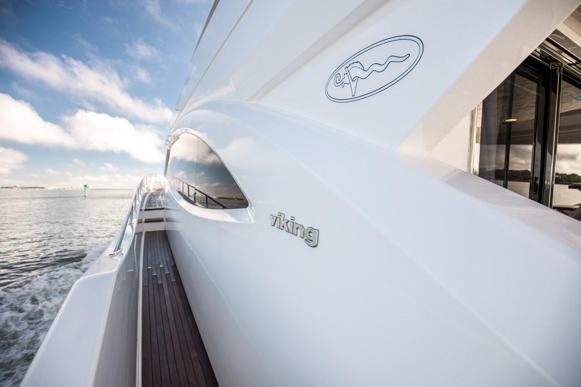 2015 Viking 75 MY Walkway to Foredeck