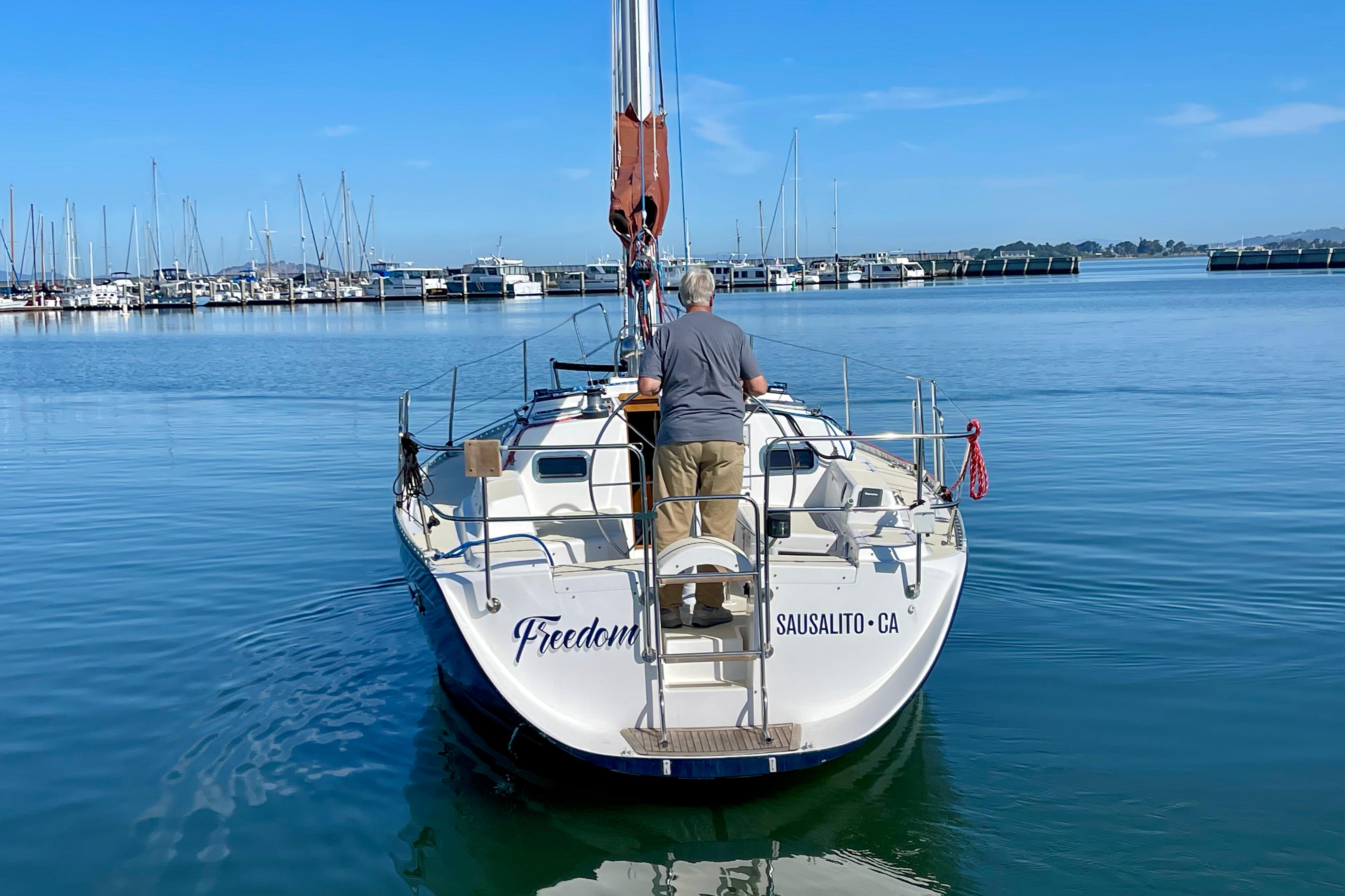 Sailboat "Freedom 35" from 1995 in Sausalito harbor, clear blue sky.