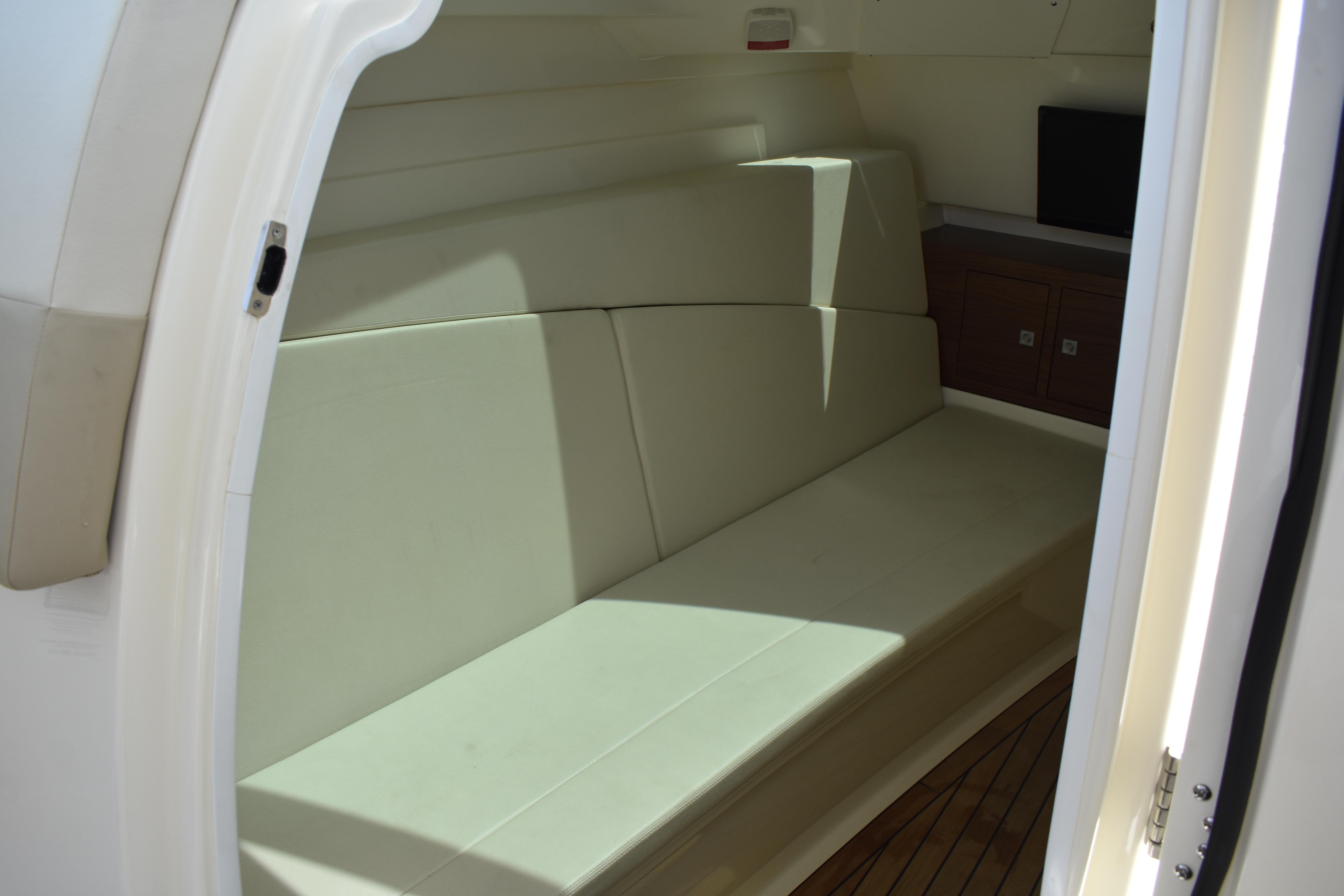 2023-boston-whaler-320-vantage-power-9856995-20250707123135945-1