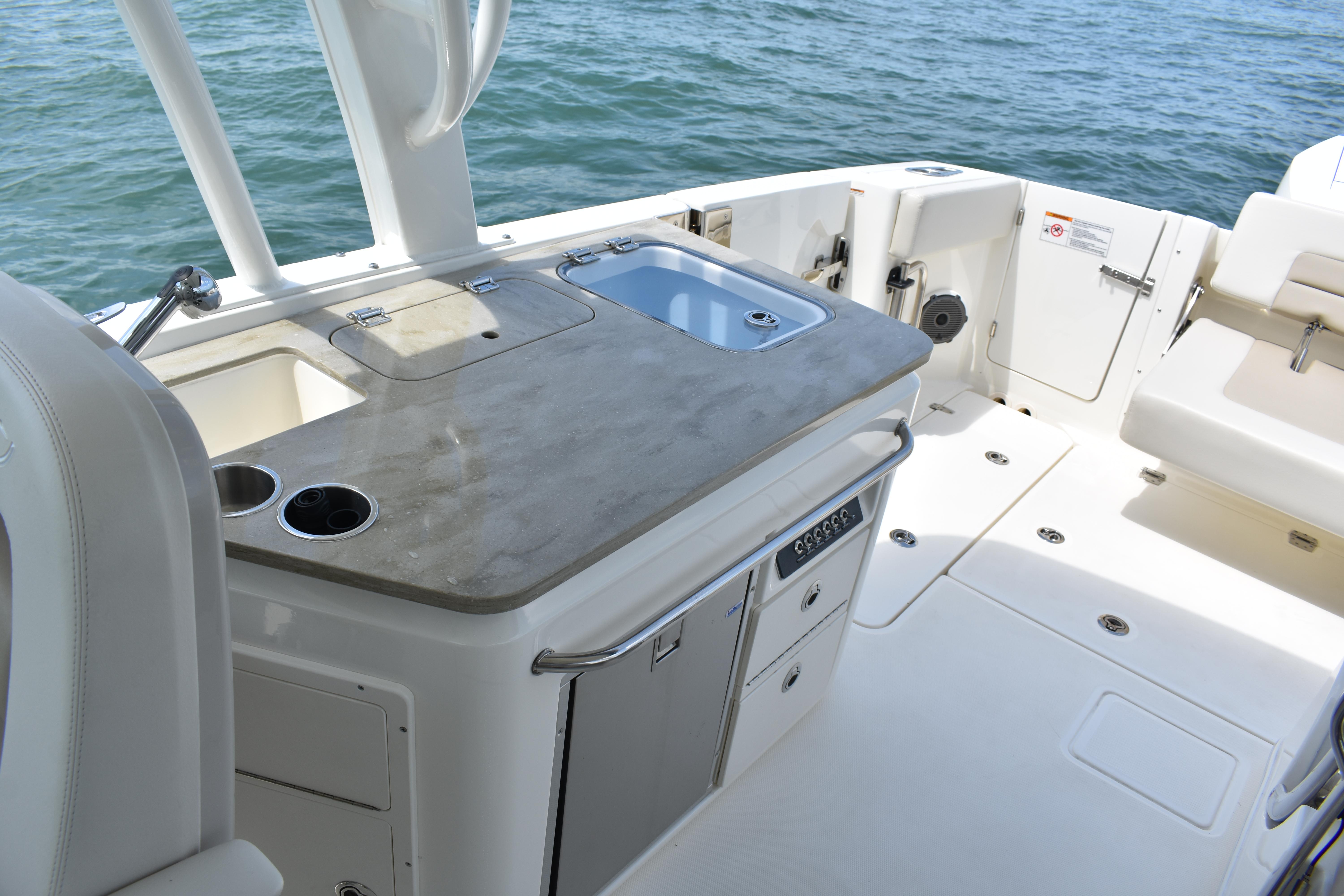 2023-boston-whaler-320-vantage-power-9856995-20250707123143352-1